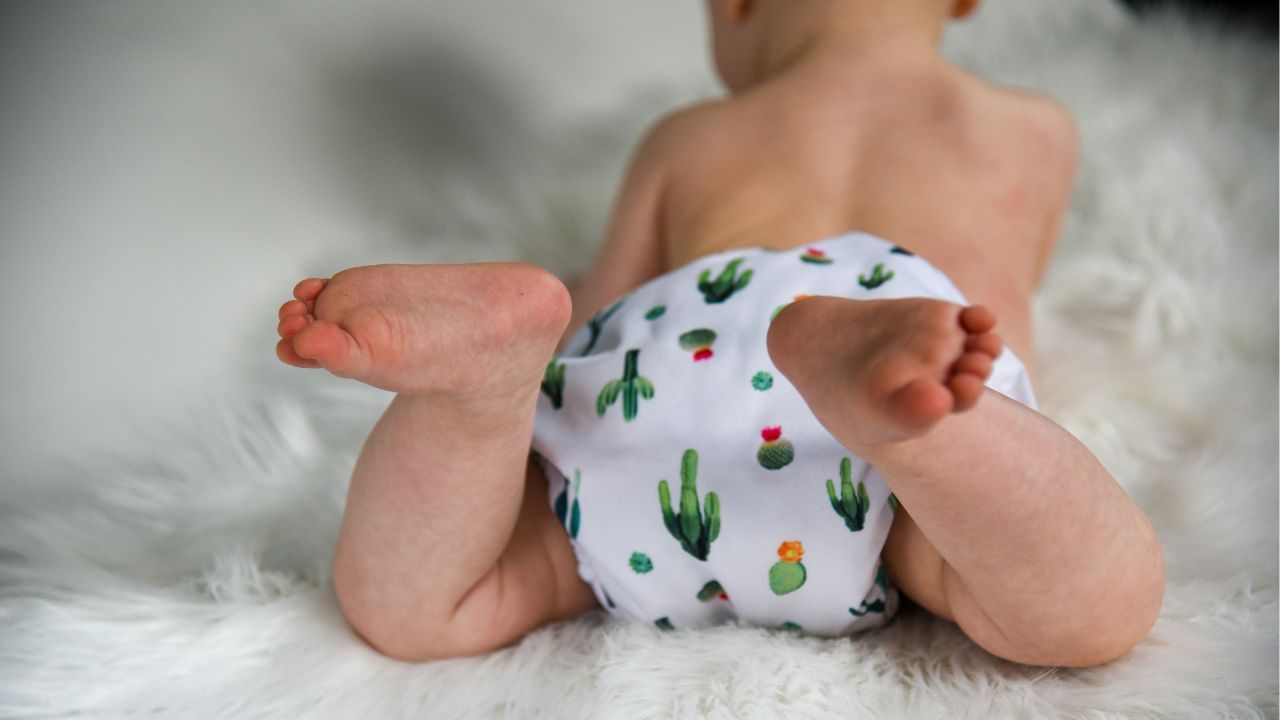 മാത്രമല്ല എപ്പോഴും കുഞ്ഞുങ്ങളെ ഡയപ്പർ ധരിപ്പിക്കരുത്. അവർക്ക് അല്ലാതെയും  സമയം നൽകണം. കാരണം ഒരു ദിവസം മണിക്കൂറുകളോളം ടൈപ്പ് ഉപയോഗിച്ചാൽ ഇവർക്ക് അലർജി പോലുള്ള പ്രശ്നങ്ങൾ ഉണ്ടാവാൻ സാധ്യതയുണ്ട്. ഇത് രാശികൾ ഉണ്ടാകുവാൻ കാരണമാകുന്നു. എന്നാൽ ഡയപ്പറുകൾ ധരിക്കുന്നത് വൃക്കകൾക്ക് പ്രശ്നം ഉണ്ടാക്കുമെന്ന് വിവരം പൂർണമായും തെറ്റാണെന്നും അദ്ദേഹം പറഞ്ഞു.(Photos Credit: Unsplash)