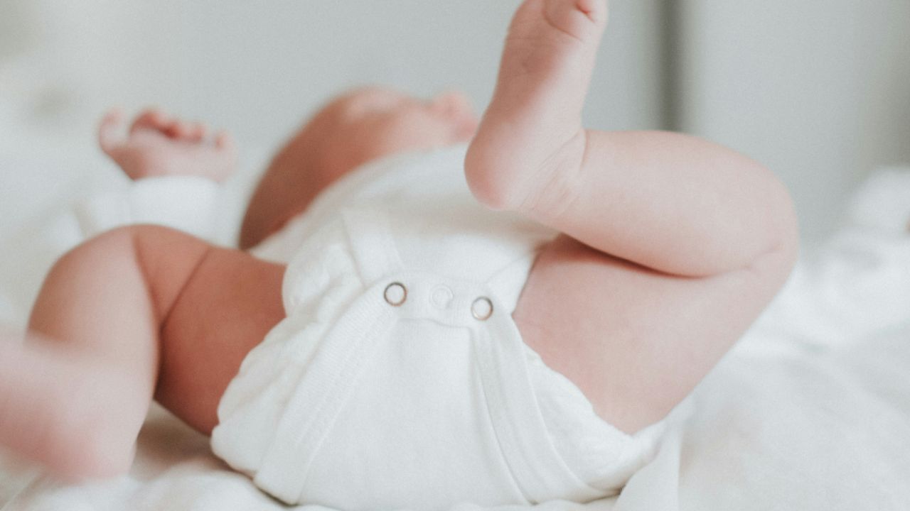 അദ്ദേഹം പറഞ്ഞത് ഇങ്ങനെയാണ് കുട്ടികളിൽ ഡയപ്പർ ഇടുന്നത് അവരുടെ വൃക്കകളെ തകരാറക്കും എന്ന് അവകാശപ്പെടുന്ന ഒരു വീഡിയോ താൻ കണ്ടു. ഇത് പൂർണമായും തെറ്റായ വിവരമാണ്. (Photos Credit: Unsplash)