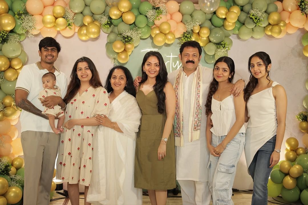 മലയാളികൾക്ക് സുപരിചിതരാണ് കൃഷ്ണകുമാറും കുടുംബവും. മക്കൾ നാല് പേരും ഭാര്യ സിന്ധു കൃഷ്ണയും ഇന്ന് സോഷ്യൽ മീഡിയ താരങ്ങളാണ്. കുടുംബത്തിലെ ചെറിയ വിശേഷങ്ങൾ പോലും എല്ലാവരും സോഷ്യൽ മീഡിയയിലൂടെ പങ്കുവയ്ക്കാറുണ്ട്. കഴിഞ്ഞ ദിവസമായിരുന്നു സിന്ധു കൃഷ്ണയുടെ പിറന്നാൾ. (Image Credits: Instagram)