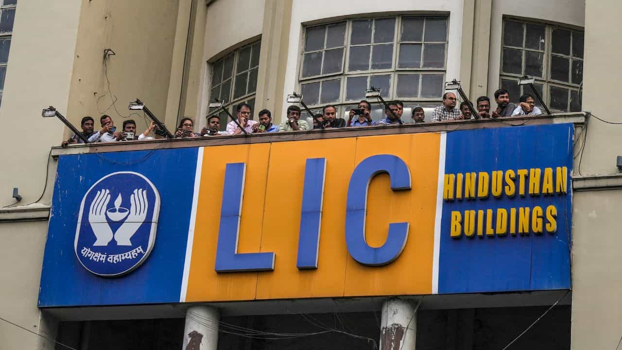 New LIC Policies: കുറഞ്ഞ നിരക്കില് പുത്തന് പോളിസികള്; എല്ഐസി എടുക്കാന് വേറെന്ത് കാരണം വേണം? New LIC Policies: കുറഞ്ഞ നിരക്കില് പുത്തന് പോളിസികള്; എല്ഐസി എടുക്കാന് വേറെന്ത് കാരണം വേണം?