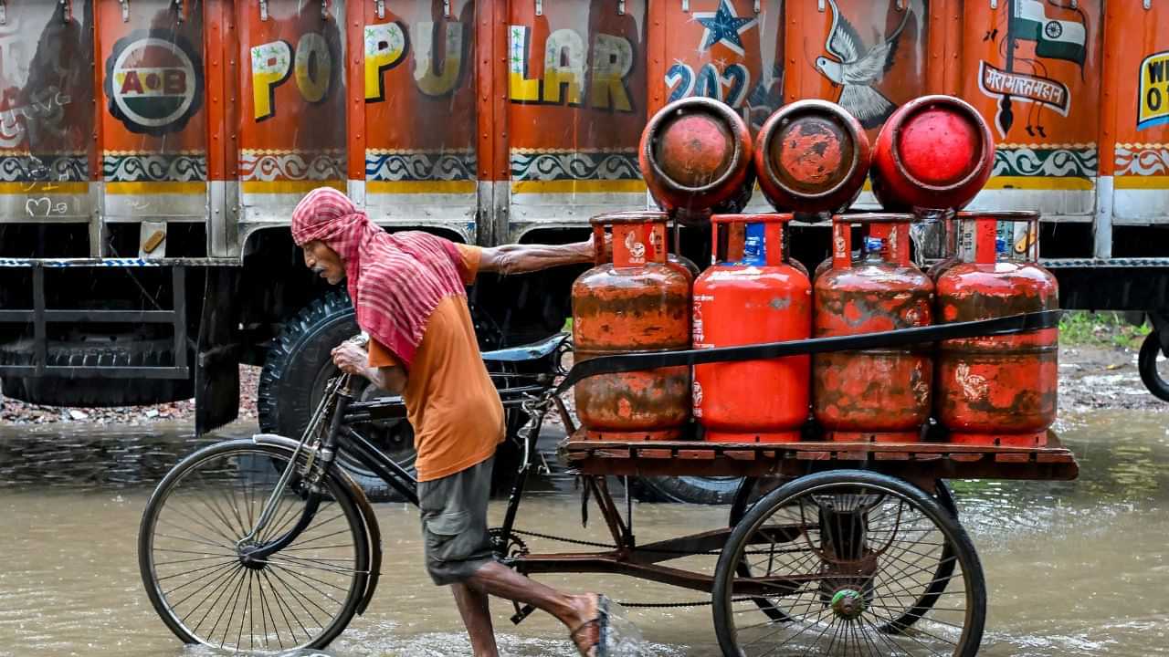 LPG Price Cut: വാണിജ്യ ആവശ്യങ്ങൾക്കുള്ള പാചക വാതക വില വീണ്ടും താഴേക്ക്; നിരക്കറിയാം