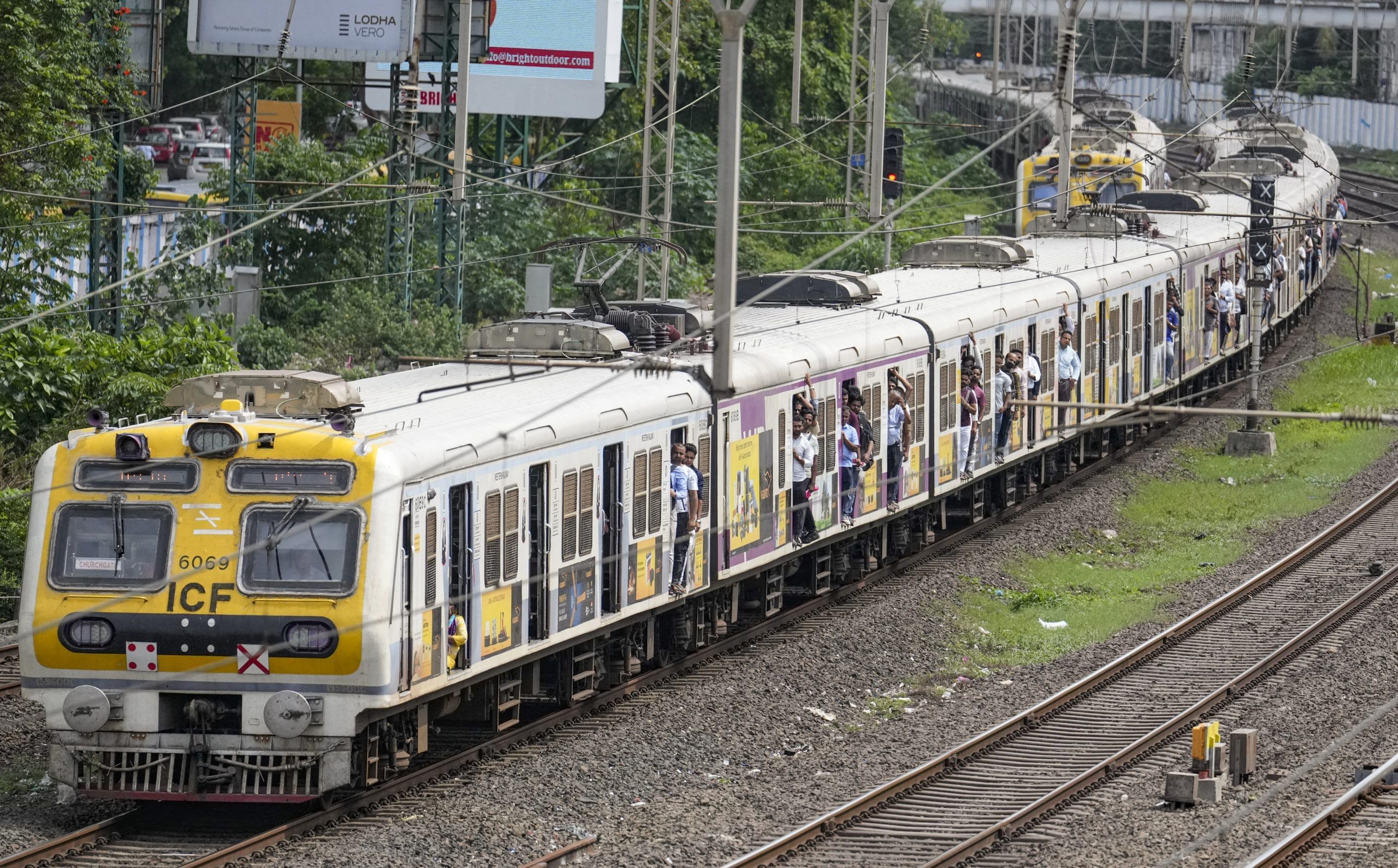 നാളെ നവംബർ 22നും 23-ാം തീയതിയും കോട്ടയം വഴിയുള്ള ട്രെയിൻ സർവീസുകൾക്ക് നിയന്ത്രണം. ചെങ്ങന്നൂർ-മാവേലിക്ക സെക്ഷനിലെ പാലം പണിയെ തുടർന്നാണ് കോട്ടയം വഴിയുള്ള സർവീസുകൾക്ക് നിയന്ത്രണം ഏർപ്പെടുത്തിയിരിക്കുന്നത്. (Image Courtesy : PTI)