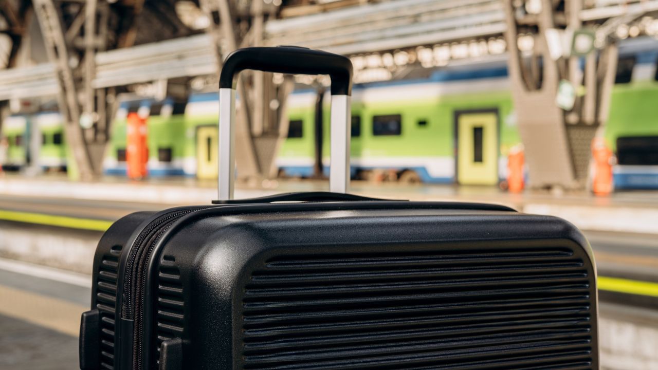Luggage Missing In Train: നിങ്ങൾ കയറുംമുമ്പ് ലഗേജുമായി ട്രെയിൻ പോയോ… ഇനി എന്തു ചെയ്യും; ടെൻഷൻ വേണ്ട വഴിയുണ്ട്