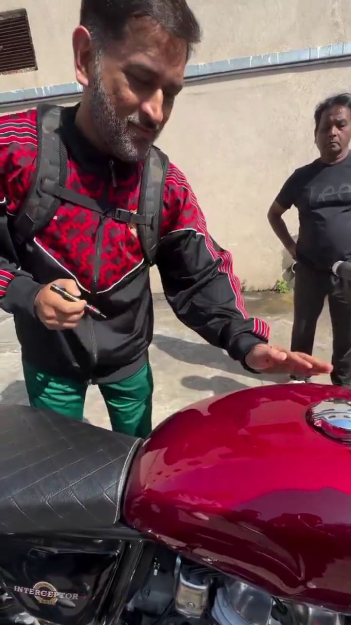 ആരാധകന് ബൈക്കിൽ തന്നെ ഓട്ടോഗ്രാഫ്‌