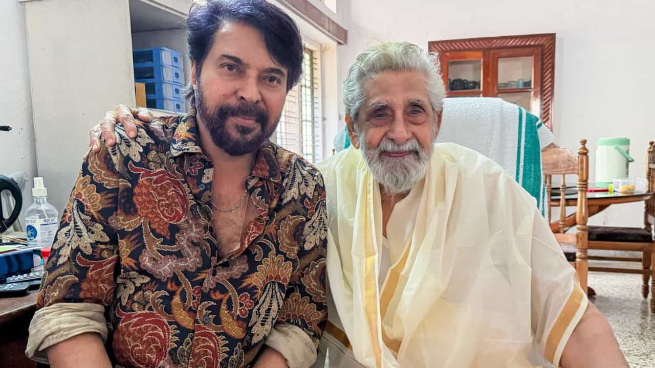 Mammootty: അന്ന് എനിക്ക് 15 വയസ്സ്, സ്വപ്നം പോലെയാണ് സാറെന്റെ വള്ളത്തിൽ അന്ന് കയറിയത്! തന്റെ സൂപ്പർസ്റ്റാറിനെ കാണാനെത്തി മമ്മൂട്ടി Mammootty: അന്ന് എനിക്ക് 15 വയസ്സ്, സ്വപ്നം പോലെയാണ് സാറെന്റെ വള്ളത്തിൽ അന്ന് കയറിയത്! തന്റെ സൂപ്പർസ്റ്റാറിനെ കാണാനെത്തി മമ്മൂട്ടി