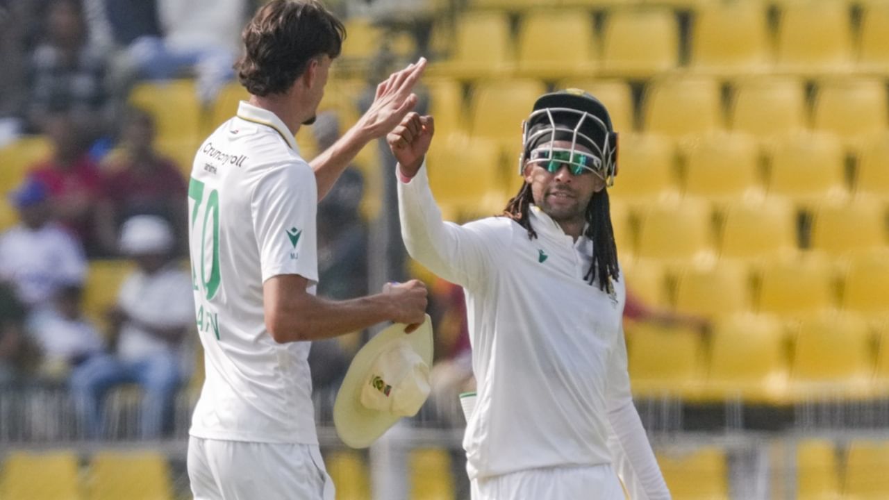 മാര്‍ക്കോ യാന്‍സണ്‍ നാല് വിക്കറ്റ് വീഴ്ത്തി. സൈമണ്‍ ഹാര്‍മര്‍ രണ്ട് വിക്കറ്റ് സ്വന്തമാക്കി. കേശവ് മഹാരാജ് ഒരു വിക്കറ്റ് നേടി  (Image Credits: PTI)