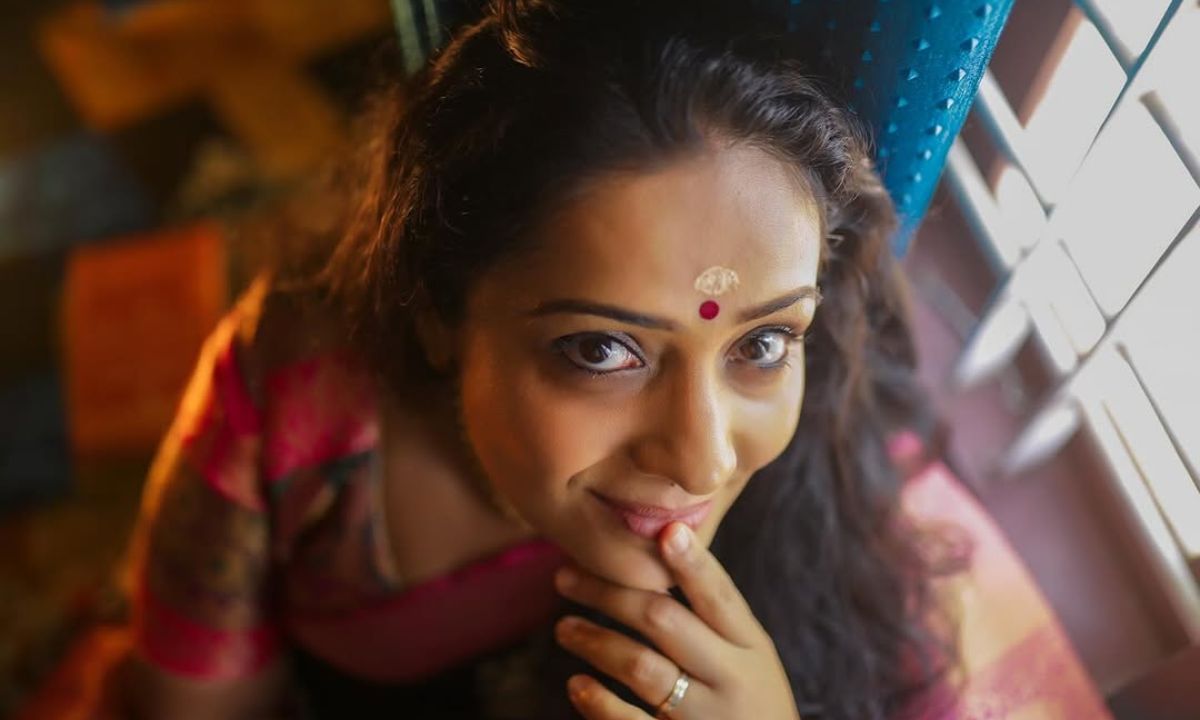 മൂന്നാമത്തെ വിവാഹ ജീവിതവും അവസാനിപ്പിച്ച് താനിപ്പോൾ സിംഗിൾ ആണെന്ന് പ്രഖ്യാപിച്ച നടി മീരാ വാസുദേവന് കടുത്ത സൈബർ ആക്രമണം. സിംഗിൾ ആണെന്നും വിവാഹമോചിതയായി എന്നും പ്രഖ്യാപിച്ച പോസ്റ്റിലെ കമന്റ് ബോക്സ് താരം അടച്ചുപൂട്ടി വെച്ചെങ്കിലും മറ്റു ഫോട്ടോയ്ക്ക് പോസ്റ്റുകൾക്കും താഴെയാണ് വിമർശകരുടെ വിളയാട്ടം. (PHOTO: INSTAGRAM)