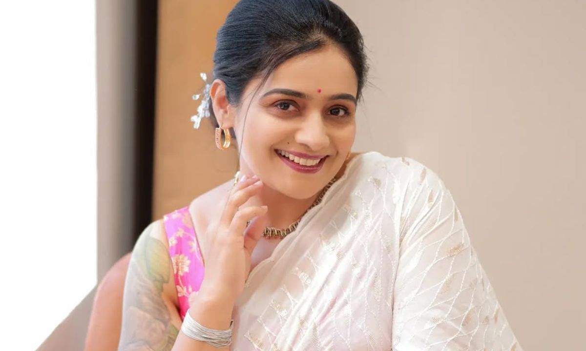 ആ ചെറിയ ചെക്കനെയും ഉപേക്ഷിച്ചല്ലേ? ഇവർക്ക് ഇത് തന്നെയാണോ പണി, അടുത്ത കല്യാണം എപ്പോഴാണ്, സീരിയലിലെ പേരുകളാണ് കോമഡി പതിവ്രത കുടുംബവിളക്ക് സ്ത്രീധനം ഇതൊക്കെയാണ് അഭിനയിക്കുന്നത് എന്നാൽ ജീവിതത്തിൽ... എന്നിങ്ങനെ കടുത്ത വിമർശനങ്ങളാണ് നടിക്കെതിരെ ഉയരുന്നത്.  (PHOTO: INSTAGRAM)