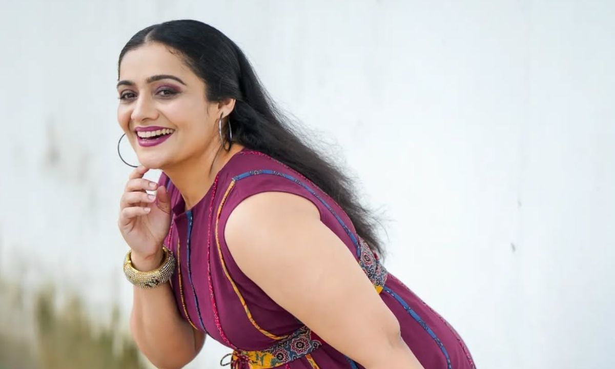 2025 ഓഗസ്റ്റ് മുതൽ താൻ സിംഗിൾ ആണെന്നാണ് നടി വെളിപ്പെടുത്തിയിരിക്കുന്നത്. ഒരു വർഷം നീണ്ട വിവാഹബന്ധത്തിന് ശേഷമാണ് ഇരുവരും ജീവിതം അവസാനിപ്പിച്ചത്. വിപിനും ഒത്തുമുള്ള വിവാഹ ചിത്രങ്ങളും മറ്റു ഉൾപ്പെടെയുള്ള ചിത്രങ്ങളും വീഡിയോകളും എല്ലാം തന്നെ നടി തന്നെ സോഷ്യൽ മീഡിയയിൽ നിന്നും നീക്കം ചെയ്തിട്ടുണ്ട്.  (PHOTO: INSTAGRAM)