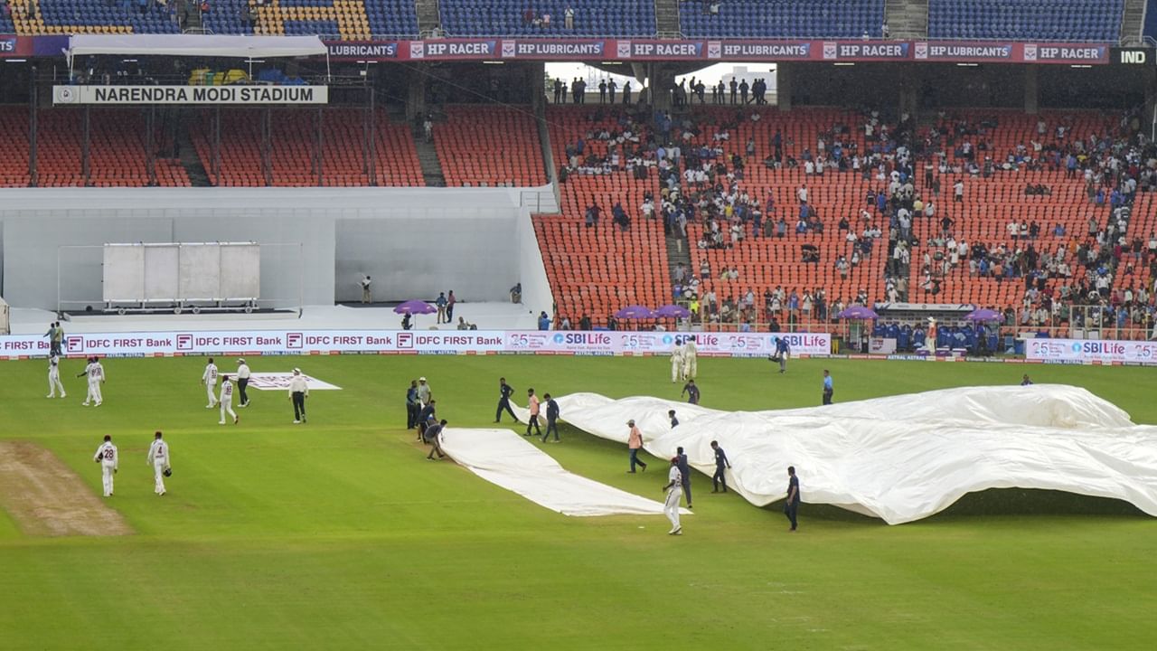 2026 ടി20 ലോകകപ്പിലെ ആദ്യ മത്സരവും ഫൈനലും അഹമ്മദാബാദിലെ നരേന്ദ്ര മോദി സ്‌റ്റേഡിയത്തില്‍ നടക്കും. സെമി ഫൈനല്‍ മത്സരങ്ങള്‍ക്കായി മുംബൈ വാങ്കഡെ സ്റ്റേഡിയത്തെ ഷോര്‍ട്ട്‌ലിസ്റ്റ് ചെയ്തിട്ടുണ്ട്. ഫെബ്രുവരി ഏഴ് മുതല്‍ മാര്‍ച്ച് എട്ട് വരെ ടൂര്‍ണമെന്റ് നടക്കാനാണ് സാധ്യത (Image Credits: PTI)