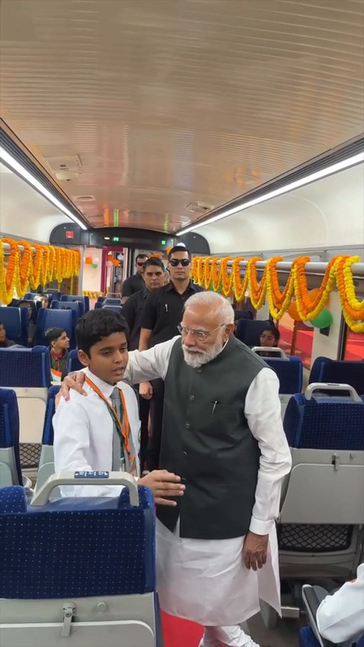 വന്ദേ ഭാരതില്‍ കുട്ടികളുമായി സംസാരിച്ച് മോദി