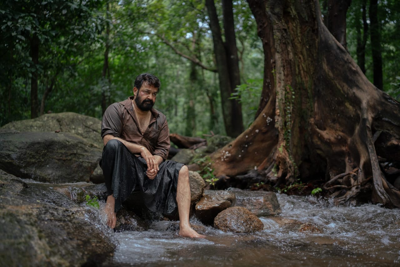 ലളിത അനുഭവിച്ചതിനേക്കാൾ കൂടുതൽ മാനസിക സംഘർഷങ്ങളാണ് ബെൻസിനുണ്ടായത് എന്നാണ് തനിക്ക് മനസ്സിലായതെന്നു തരുൺ മൂർത്തി പറഞ്ഞു.നിർമാതാവിന്റേയോ സൂപ്പർതാരത്തിന്റെയോ സമ്മർദ്ദമൊന്നും കൊണ്ടല്ല അങ്ങനെയൊരു തീരുമാനം ഉണ്ടായത്.