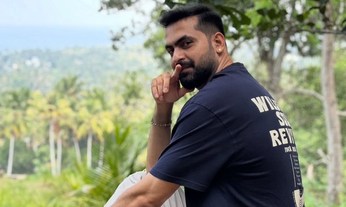 അതിന് റെയ്ജന്റെ ഷർട്ടിൽ കയറി പിടിച്ചു. ഒരു നമ്പർ ബ്ലോക്ക് ചെയ്താലും മറ്റു നമ്പറുകളിൽ നിന്നും തുടരെത്തുടരെ അശ്ലീല സന്ദേശങ്ങൾ അയയ്ക്കും. പ്രതികരിക്കാതിരുന്നാൽ വിളിച്ച് ഭീഷണിപ്പെടുത്തും. നീ എന്നെ മൈൻഡ് ചെയ്തില്ലെങ്കിൽ നിന്റെ തലയിൽ ബിയർ കുപ്പി കൊണ്ട് അടിച്ചു പൊട്ടിക്കും എന്നെല്ലാം ഭീഷണിപ്പെടുത്തും. (PHOTO: INSTAGRAM)