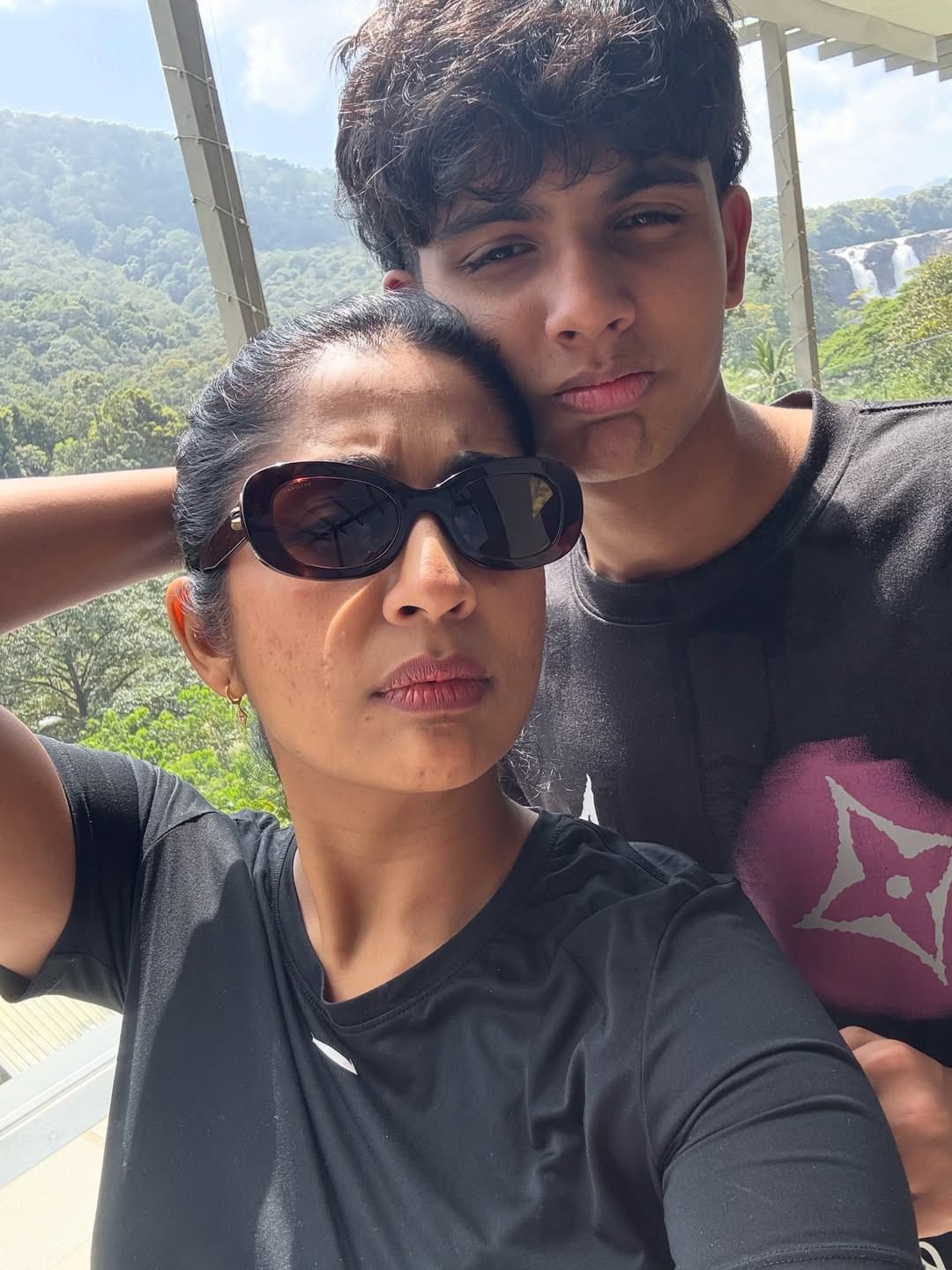 കുറിപ്പിനൊപ്പം കണ്ണാടി കാണാതെ പോകുന്നതിന്  മുൻപ് പകർത്തിയ ചിത്രങ്ങളും വീഡിയോകളും പങ്കുവച്ചിട്ടുണ്ട്.‘ആർഐപി കണ്ണാടി എന്ന് പറഞ്ഞാണ് താരത്തിന്റെ പോസ്റ്റ്. തന്റെ കണ്ണാടി കാണാതെ പോകുന്നതിനു ഏതാനും നിമിഷങ്ങൾക്ക് മുൻപ് താൻ എടുത്ത ചിത്രമെന്നും ഇനി ഇത് ഓർമകളിൽ മാത്രമാണെന്നുമാണ് നടി പറയുന്നത്. 
