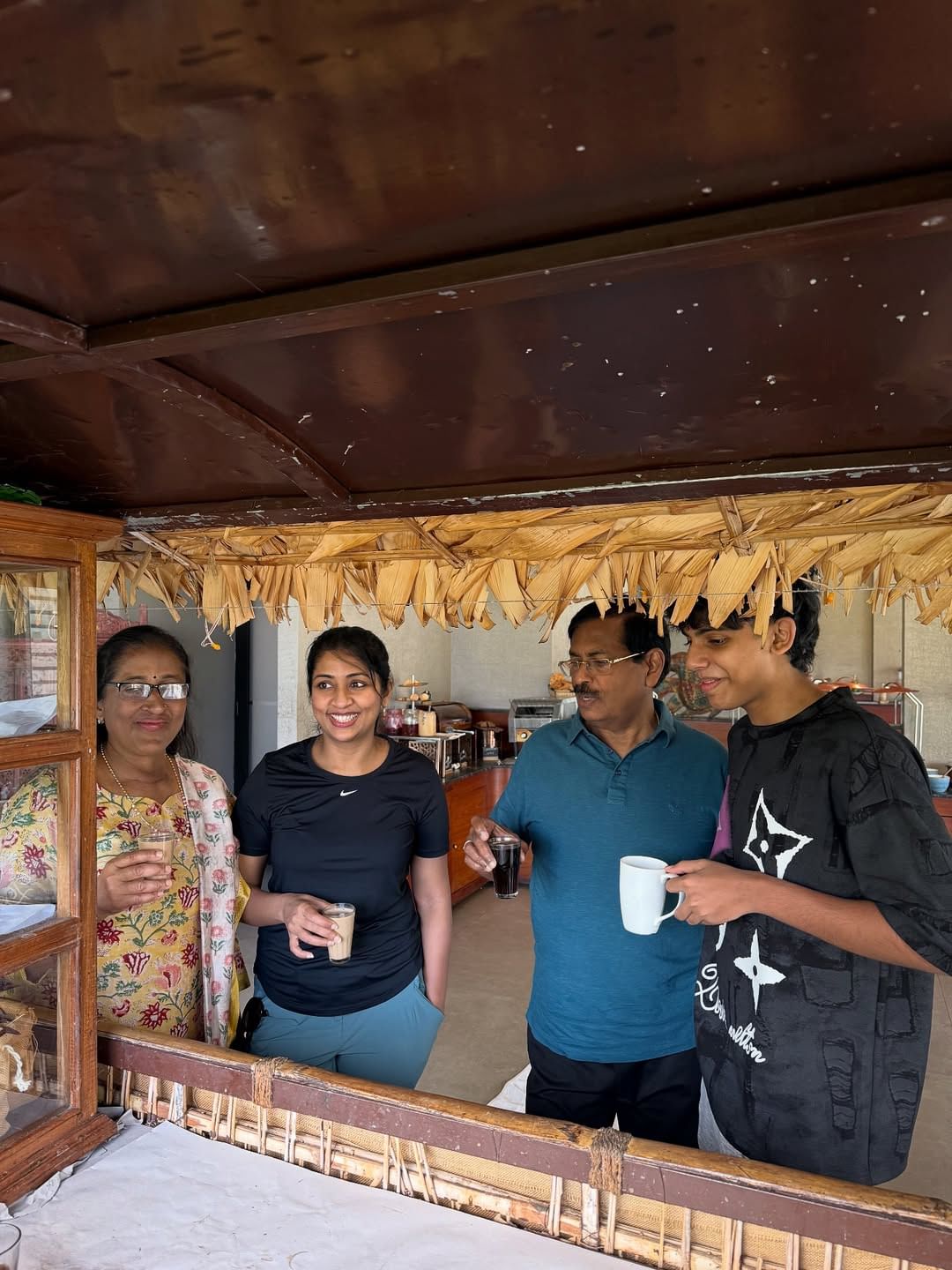 ചായ കുടിക്കുന്ന രണ്ടാമത്തെ ചിത്രത്തിൽ തന്റെ കണ്ണാടി പോക്കറ്റിൽ ഇരിക്കുന്നുണ്ട്.പൊതുവെ താൻ ഷർട്ടിന്റെ മുൻ ഭാഗത്താണ് വയ്ക്കുന്നത്. പക്ഷേ പാന്റ്സിന്റെ സിബ്ബിൽ വയ്ക്കാൻ തീരുമാനിച്ചുവെന്നും തന്റെ ബുദ്ധിയെ താൻ തന്നെ പ്രശംസിച്ചുവെന്നും താരം പറഞ്ഞു.