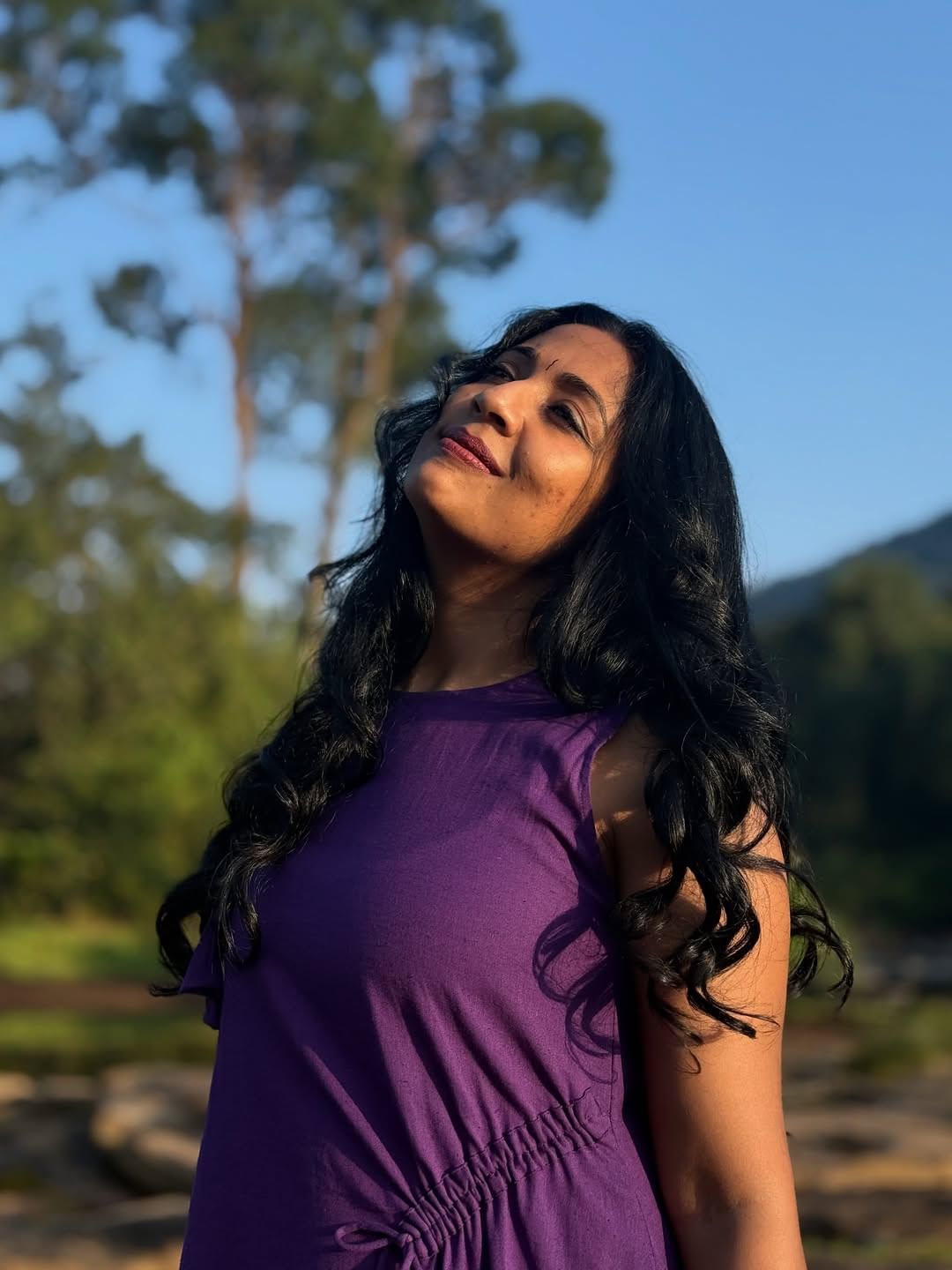 തന്റെ കൂളിം​ഗ് ​ഗ്ലാസ് നഷ്ടപ്പട്ട വിവരം സകരമായ കുറിപ്പിലൂടെ പങ്കുവച്ച് നടി നവ്യ നായർ. പുഴയിൽ മുഖം കഴുകാൻ പോകുന്നതിനിടെ  പാന്റ്സിൽ തൂക്കിയിട്ടിരുന്ന ഗ്ലാസ് നഷ്ടമായതെന്നാണ് നടി കുറിപ്പിൽ പറയുന്നത്.  'ദൃശ്യം' സിനിമയിലെ വരുണിന്റെ ബോഡി കിട്ടിയാലും തന്റെ ഗ്ലാസ് കിട്ടില്ലെന്നുറപ്പായെന്നും അന്വേഷണം നിർത്തിയെെന്നും തമാശരൂപേണ നടി പറയുന്നുണ്ട്. (Image Credits: Instagram)
