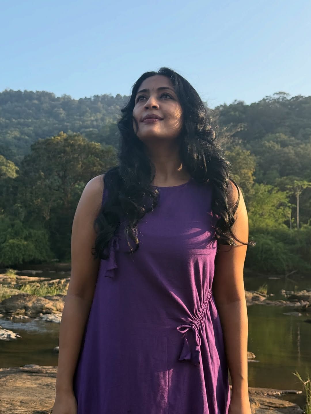 ഇന്നത്തെ വള്ളിക്കഥകൾ ഇവിടെ അവസാനിക്കുന്നുവെന്നും ആരെ ആണാവോ കണികണ്ടതെന്നുമാണ് നവ്യ ചോദിക്കുന്നത്. പോസ്റ്റ് വൈറലായതോടെ നിരവധി പേരാണ് കമന്റുമായി എത്തുന്നത്.