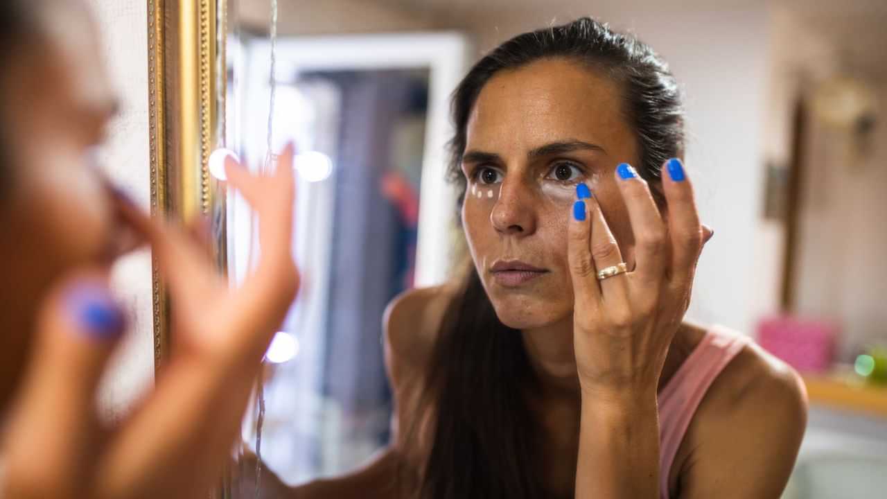 Nutrient Deficiencies: കണ്ണിന് ചുറ്റും കറുപ്പ്, മുടികൊഴിച്ചിൽ; പോഷക കുറവിൻ്റെ ലക്ഷണം ഇവയെല്ലാമോ? Nutrient Deficiencies: കണ്ണിന് ചുറ്റും കറുപ്പ്, മുടികൊഴിച്ചിൽ; പോഷക കുറവിൻ്റെ ലക്ഷണം ഇവയെല്ലാമോ?