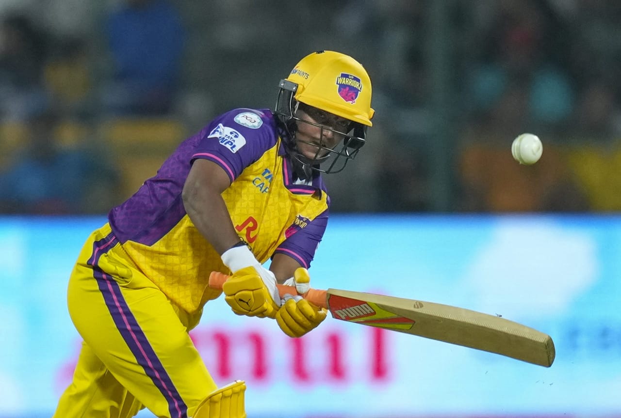 വരുന്ന വനിതാ പ്രീമിയർ ലീഗിന് മുൻപ് ദീപ്തി ശർമ്മയെ റിലീസ് ചെയ്ത് യുപി വാരിയേഴ്സ്. ലോകകപ്പിലെ താരമായ ദീപ്തിയെയും ഓസീസ് ക്യാപ്റ്റൻ അലിസ ഹീലിയെയും ലോക ഒന്നാം നമ്പർ ബൗളർ സോഫി എക്ലസ്റ്റണെയൊക്കെ യുപി റിലീസ് ചെയ്തു എന്നാണ് റിപ്പോർട്ടുകൾ. (Image Credits - PTI)
