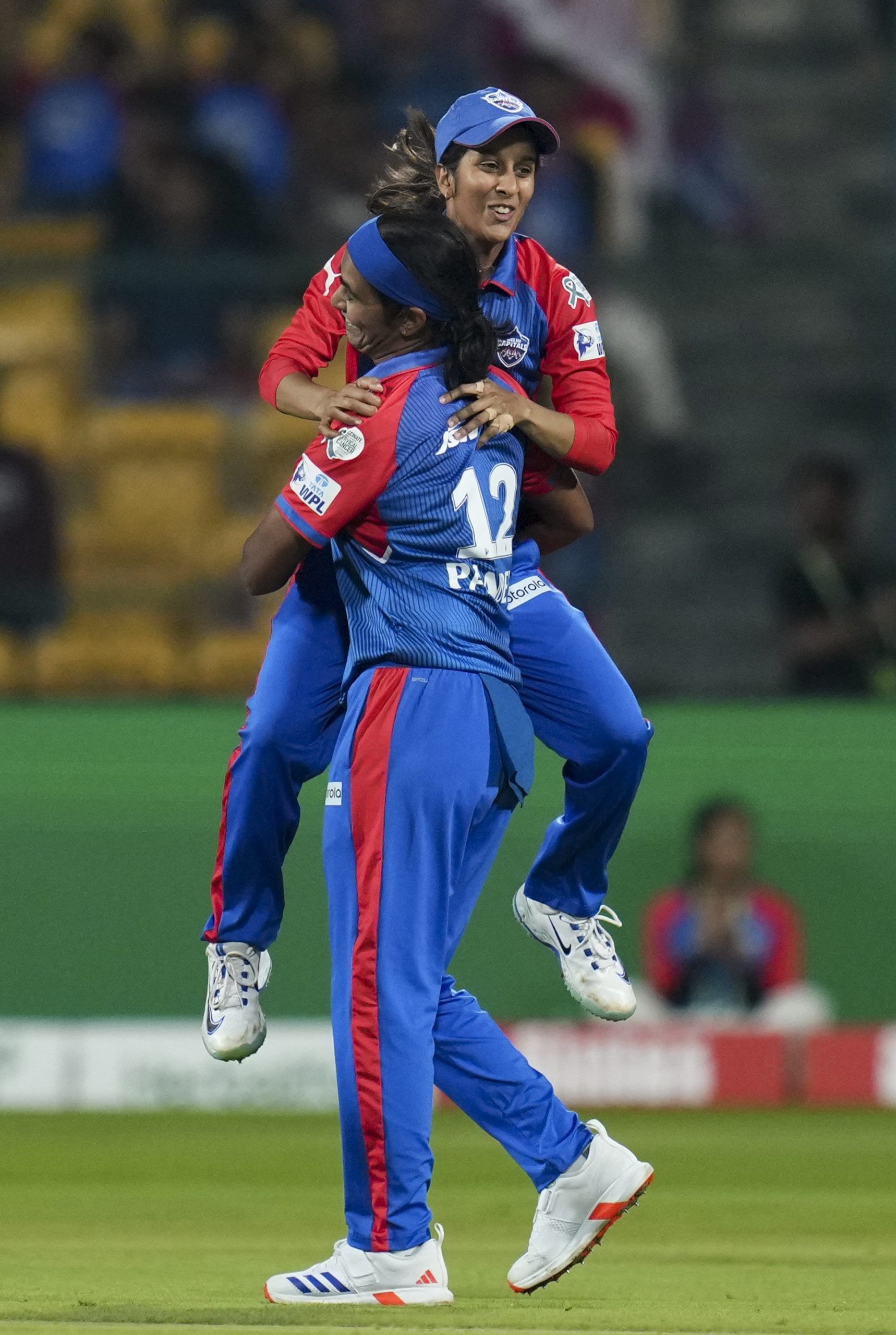 'സ്പഷ്ടമായ കാര്യം കേൾക്കാൻ താത്പര്യമുള്ളവർക്കായി ഒരു കാര്യം പറയാം. അതെ. ജമി ദൈവത്തിൻ്റെ പ്രിയപ്പെട്ട കുട്ടിയാണ്. നിങ്ങൾക്ക് അതിൽ അസൂയയുണ്ടെങ്കിൽ ക്ഷമിക്കണം, ആർക്കും നിങ്ങളെ സഹായിക്കാനാവില്ല."- എക്സ് പ്ലാറ്റ്ഫോമിൽ ശിഖ പാണ്ഡെ കുറിച്ചു.
