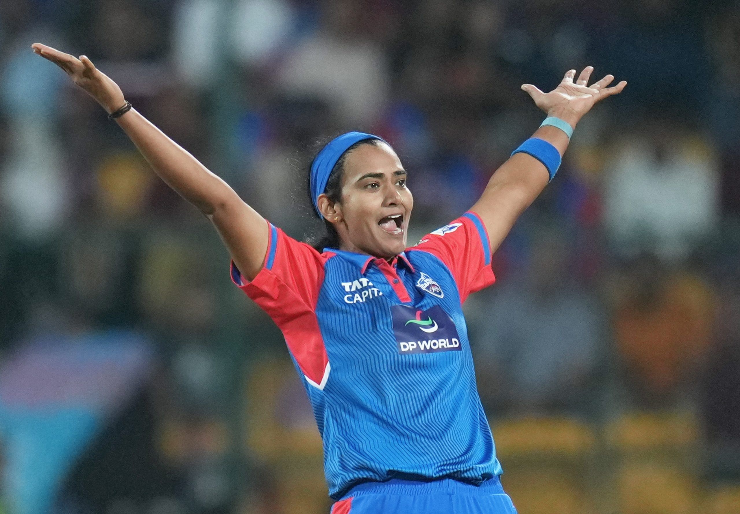 ആദ്യം ഇതേച്ചൊല്ലി ട്രോളുകൾ പങ്കുവച്ച സോഷ്യൽ മീഡിയ ദക്ഷിണാഫ്രിക്കക്കെതിരായ ഫൈനലിന് ശേഷം ട്രോളുകളുടെ കാഠിന്യം വർധിപ്പിപ്പിച്ചു. ഫൈനലിൽ 24 റൺസ് മാത്രമേ ജമീമയ്ക്ക് നേടാൻ കഴിഞ്ഞിരുന്നുള്ളൂ. ഇതുമായി ബന്ധപ്പെട്ടാണ് ശിഖ പാണ്ഡെയുടെ എക്സ് പോസ്റ്റ്.
