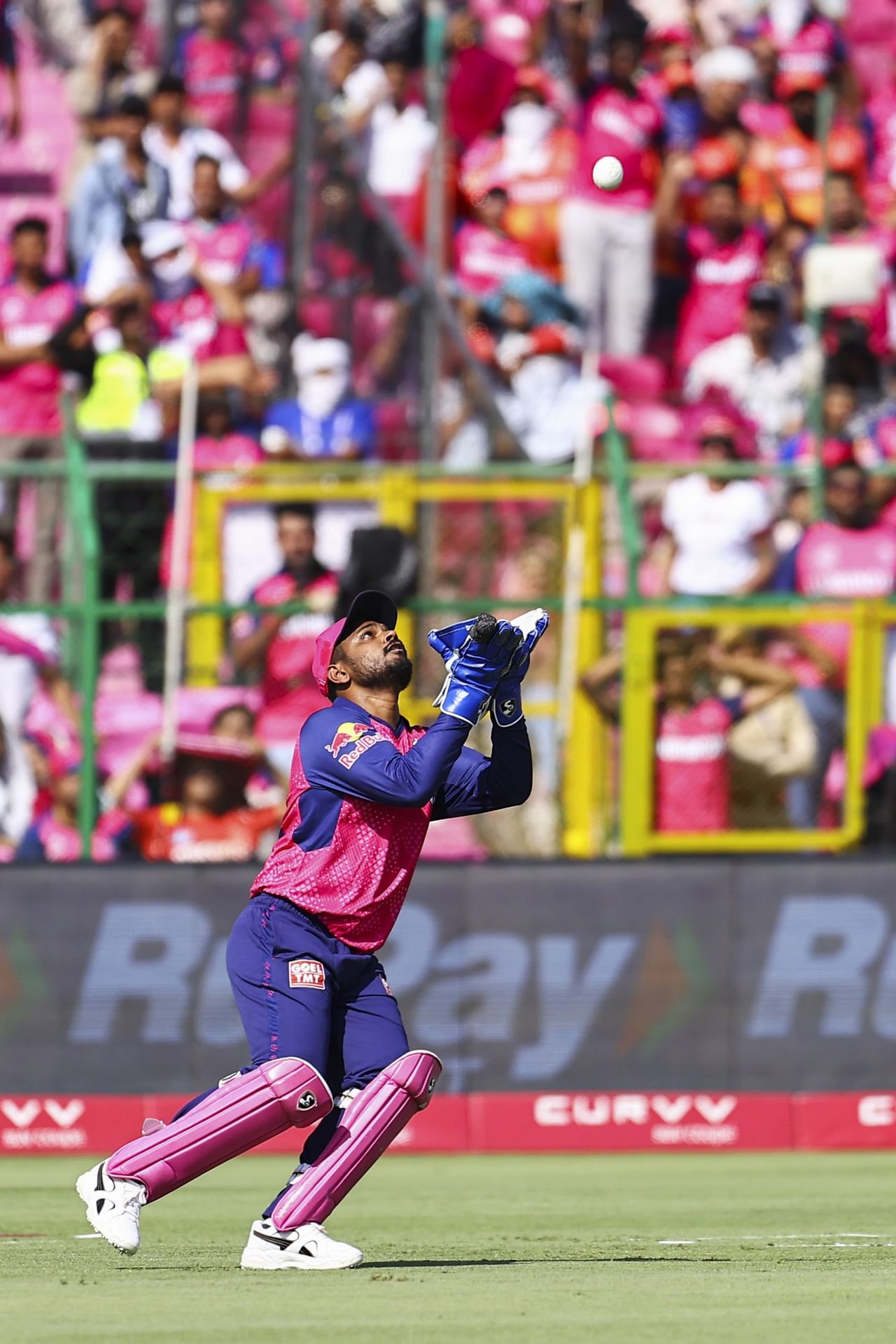 തങ്ങളുടെ സമൂഹമാധ്യമ അക്കൗണ്ടുകളിലൂടെയാണ് ഇരുവരും ഈ റിപ്പോർട്ടുകൾ പരോക്ഷമായി ശരിവച്ചത്. തൻ്റെ എക്സ് പ്ലാറ്റ്ഫോമിലൂടെയാണ് അശ്വിൻ രംഗത്തുവന്നത്. സഞ്ജുവുമായുള്ള അഭിമുഖത്തിനിടെ ചെന്നൈയിലേക്കുള്ള ട്രേഡ് ഡീലിനെപ്പറ്റി സംസാരിക്കുന്ന ഭാഗം അശ്വിൻ പങ്കുവച്ചു.