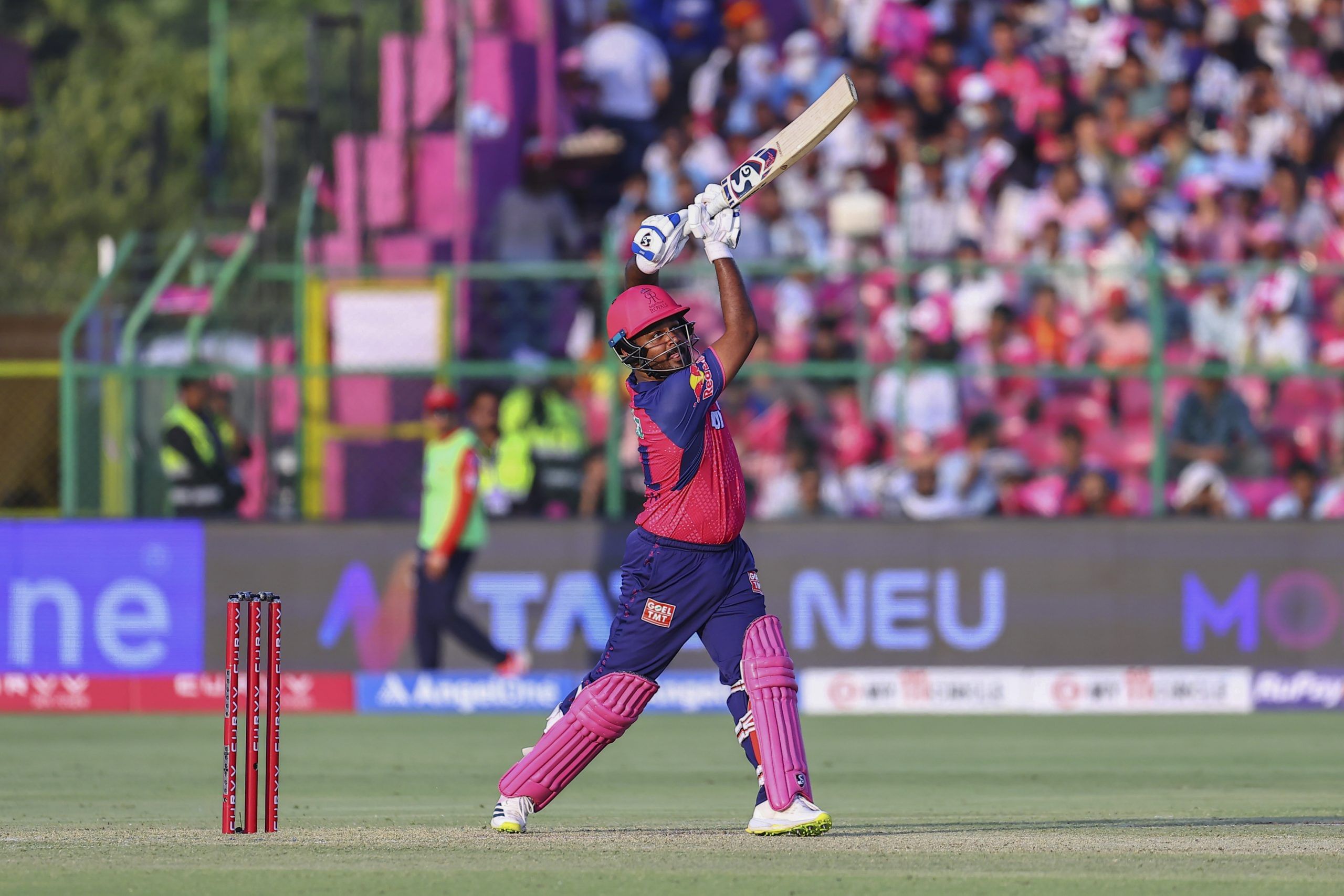 ഈ ടീമുകൾക്കൊപ്പം ഇപ്പോൾ ലഖ്നൗ കൂടി കളത്തിലിറങ്ങിയെന്നാണ് അഭ്യൂഹങ്ങൾ. ഈ ഡീൽ നടക്കുകയാണെങ്കിൽ സഞ്ജു സാംസണും ഋഷഭ് പന്തും ഒരു ടീമിൽ കളിക്കുക എന്ന അപൂർവതയും ഉണ്ടാവും. മുൻപ് 2016-17 സീസണുകളിൽ ഇരുവരും ഡൽഹി ക്യാപിറ്റൽസിൽ ഒരുമിച്ച് കളിച്ചിട്ടുണ്ട്. 
