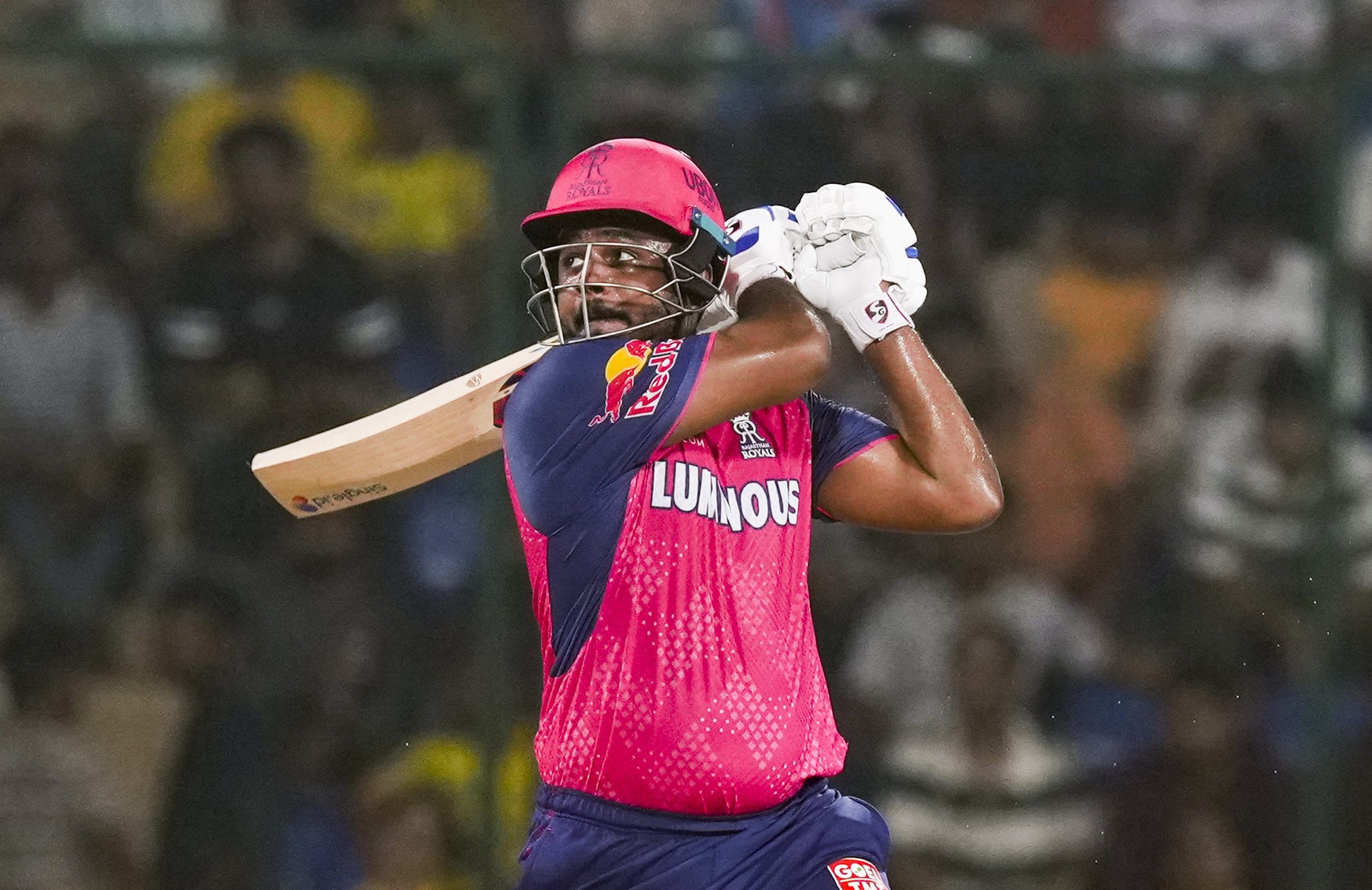 ചെന്നൈ സൂപ്പർ കിംഗ്സ് വീണ്ടും സഞ്ജു സാംസണെ ടീമിലെത്തിക്കാൻ ശ്രമിക്കുന്നു എന്ന റിപ്പോർട്ടുകളുണ്ട്. നേരത്തെ ചെന്നൈ മുന്നോട്ടുവച്ച നിബന്ധനകൾ രാജസ്ഥാന് സ്വീകാര്യമായിരുന്നില്ല. എന്നാൽ, ഇപ്പോൾ ചെന്നൈ ട്രേഡ് ഡീലിനൊരുക്കമാണെന്ന റിപ്പോർട്ടുകൾ പുറത്തുവരുന്നു.
