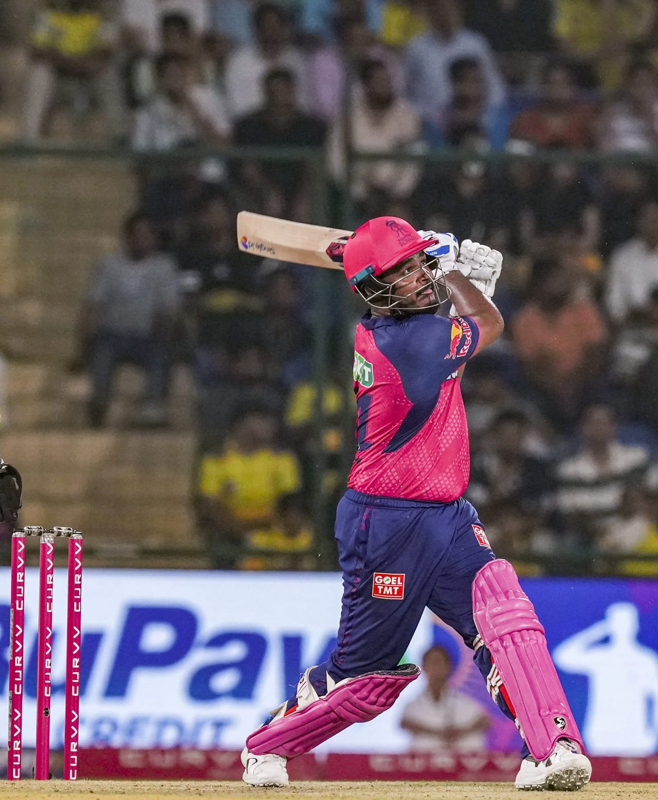 സഞ്ജു സാംസൺ ആണ് 2026 ഐപിഎലുമായി ബന്ധപ്പെട്ട ഏറ്റവും പ്രധാന ടോപ്പിക്. രാജസ്ഥാൻ റോയൽസ് ക്യാപ്റ്റനായ സഞ്ജുവിനെ ചെന്നൈ സൂപ്പർ കിംഗ്സ് ടീമിലെത്തിച്ചു എന്നാണ് സൂചനകൾ. രവീന്ദ്ര ജഡേജ, സാം കറൻ എന്നിവരെ നൽകിയാണ് ചെന്നൈ സഞ്ജുവിനെ എത്തിച്ചത്.