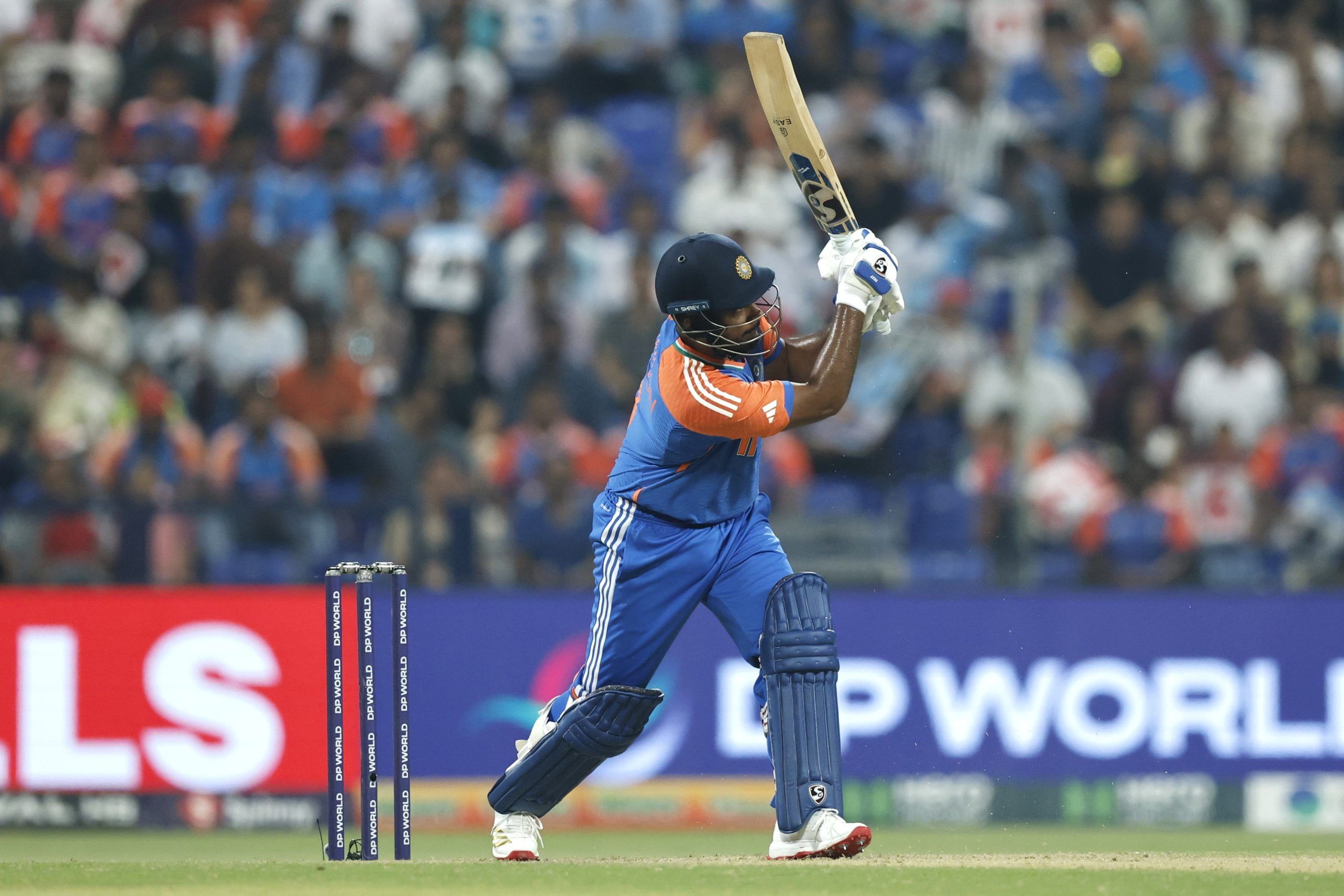 മലയാളി താരം സഞ്ജു സാംസൺ ഓപ്പണറായി തിരികെ എത്തിയേക്കുമെന്ന അഭ്യൂഹങ്ങൾ ഉണ്ടെങ്കിലും അവസാന നിമിഷം താരത്തിന് അവസരം നഷ്ടമായേക്കുമെന്നാണ് പുതിയ സൂചനകൾ. കഴിഞ്ഞ കളിയിലെ വിന്നിങ് കോമ്പിനേഷനിൽ മാറ്റം വരുത്താൻ മാനേജ്മെൻ്റിന് താത്പര്യമില്ല.
