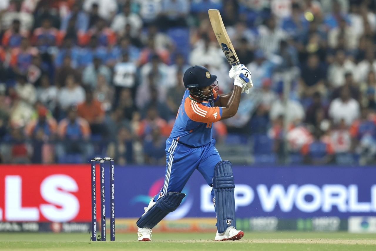 മലയാളി താരം സഞ്ജു സാംസൺ ഓപ്പണറായി തിരികെ എത്തിയേക്കുമെന്ന അഭ്യൂഹങ്ങൾ ഉണ്ടെങ്കിലും അവസാന നിമിഷം താരത്തിന് അവസരം നഷ്ടമായേക്കുമെന്നാണ് പുതിയ സൂചനകൾ. കഴിഞ്ഞ കളിയിലെ വിന്നിങ് കോമ്പിനേഷനിൽ മാറ്റം വരുത്താൻ മാനേജ്മെൻ്റിന് താത്പര്യമില്ല.