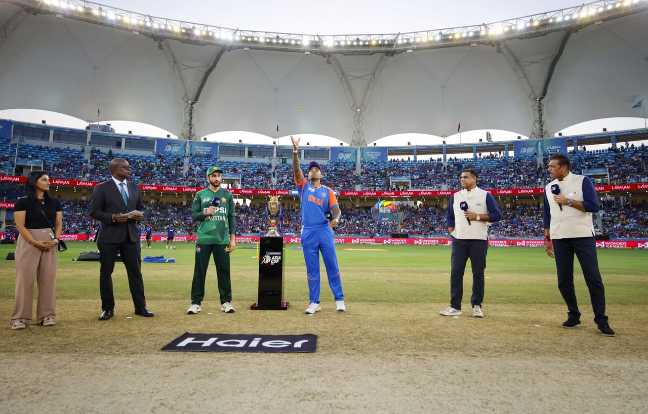 കഴിഞ്ഞ ഏഷ്യാ കപ്പ് മുതലാണ് ഇന്ത്യൻ ക്രിക്കറ്റിൽ ഹസ്തദാന തിരസ്കരണം ആരംഭിച്ചത്. കളിച്ച ഗ്രൂപ്പ് ഘട്ട മത്സരത്തിൽ ടോസിന് ശേഷം പാക് ക്യാപ്റ്റൻ സൽമാൻ അലി ആഘയ്ക്ക് സൂര്യകുമാർ യാദവ് ഹസ്തദാനം നൽകിയില്ല. മത്സരത്തിന് ശേഷം ഇന്ത്യൻ താരങ്ങളും ഈ പതിവ് തുടർന്നു.