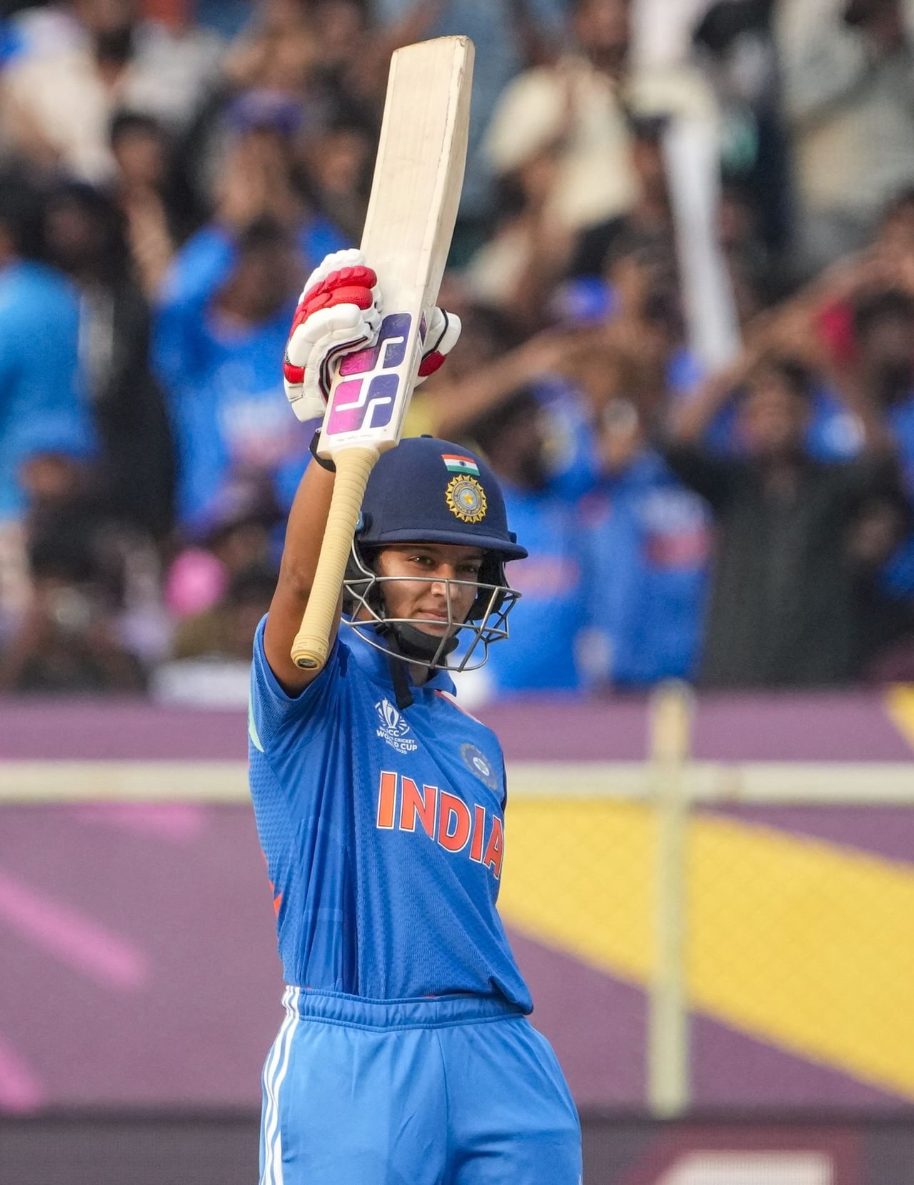 "അത്ര സമ്മർദ്ദത്തിൽ സെമിഫൈനലിൽ കളിക്കുകയെന്നത് ഒട്ടും എളുപ്പമല്ല. പക്ഷേ, അവൾ അത് മനോഹരമായി കൈകാര്യം ചെയ്തു. ഫൈനലിൽ അവൾ എത്ര നന്നായി കളിച്ചെന്ന് നമുക്കറിയാം."- ഇന്ത്യ ടുഡേയ്ക്ക് നൽകിയ പ്രത്യേക അഭിമുഖത്തിൽ പ്രതിക റാവൽ പറഞ്ഞു.