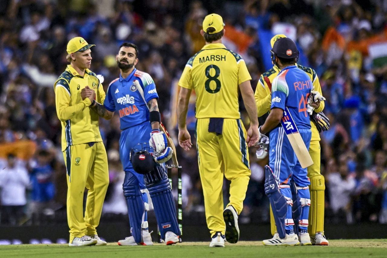 ഓസ്ട്രേലിയക്കെതിരായ ഏകദിന പരമ്പരയിലാണ് മുൻപ് ഇരുവരും കളിച്ചത്. ഗംഭീര ഫോമിലായിരുന്ന രോഹിത് ഒരു സെഞ്ചുറിയും ഒരു ഫിഫ്റ്റിയും സഹിതം 202 റൺസ് നേടി പരമ്പരയിലെ താരമായി. രണ്ട് ഡക്ക് സഹിതം 74 റൺസാണ് പരമ്പരയിൽ കോലി നേടിയത്.