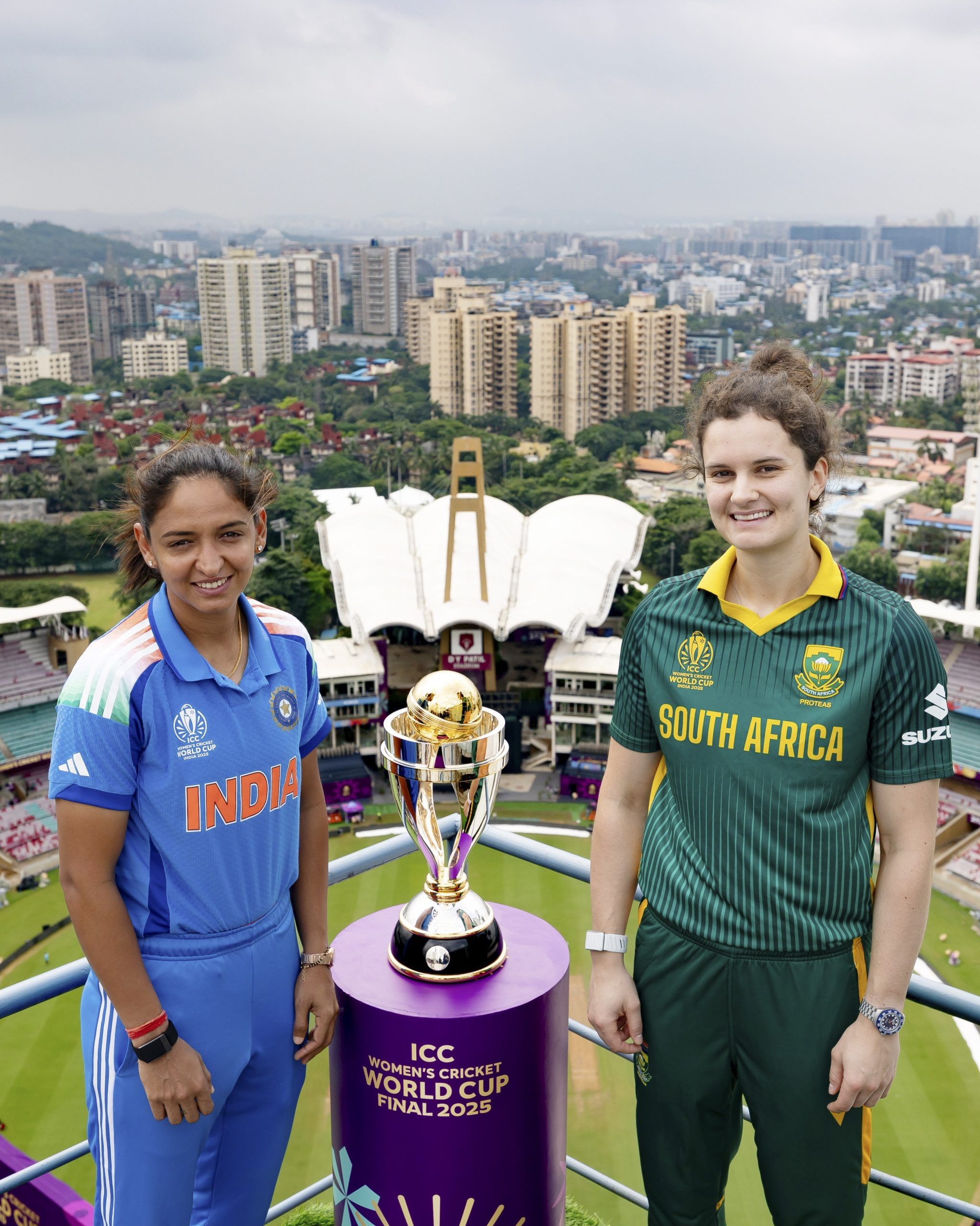 വനിതാ ഏകദിന ലോകകപ്പിലെ കലാശക്കളി ഇന്ന്. ഹർമൻപ്രീത് കൗർ നയിക്കുന്ന ഇന്ത്യയും ലോറ വോൾവാർട്ട് നയിക്കുന്ന ദക്ഷിണാഫ്രിക്കയും തമ്മിലാണ് ഫൈനൽ പോരാട്ടം നടക്കുക. രണ്ട് ടീമുകളും ഇതുവരെ ലോകകപ്പ് നേടിയിട്ടില്ലാത്തതിനാൽ മത്സരഫലം എന്തായാലും അത് ചരിത്രമാവും. 
