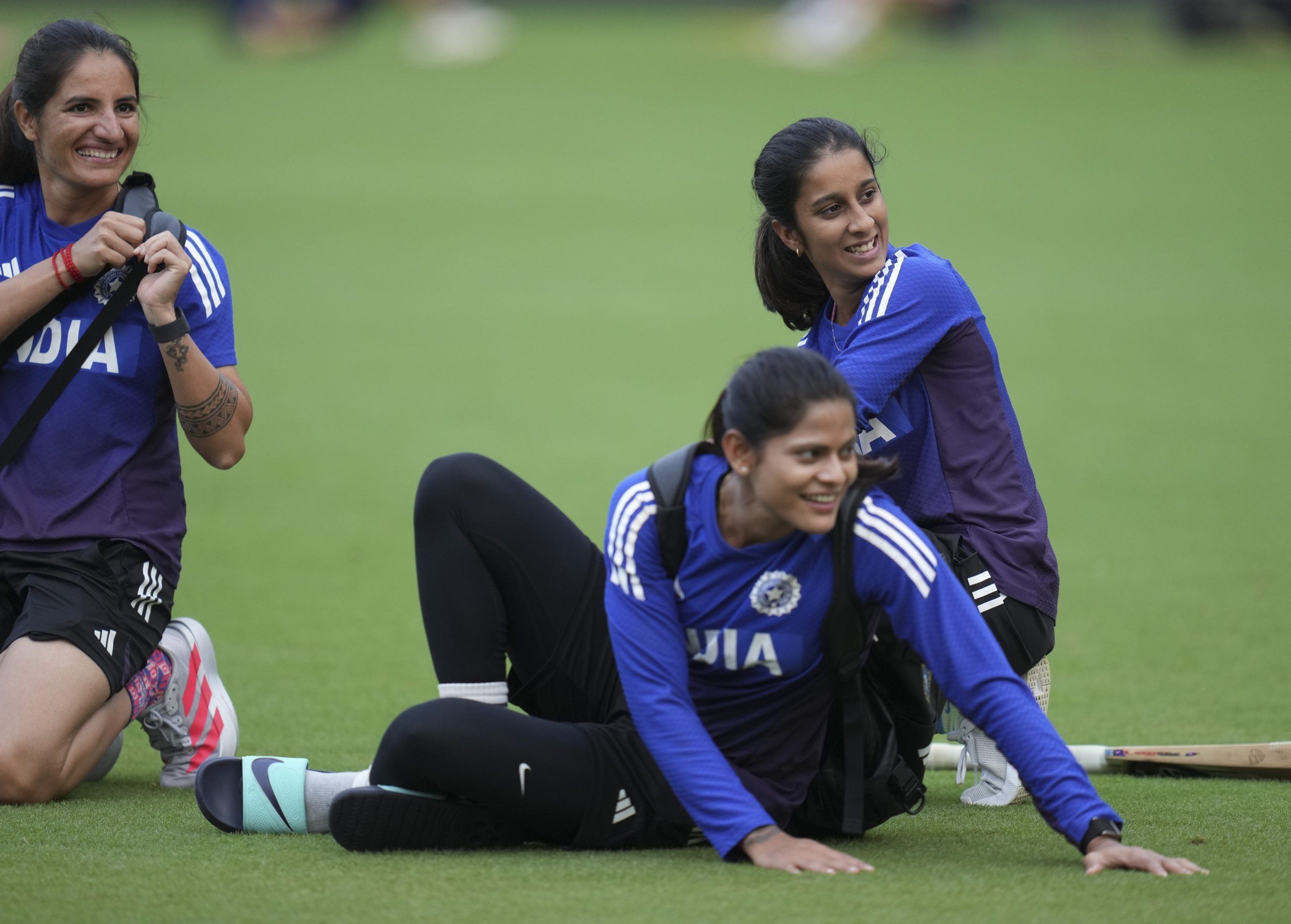 ഫൈനൽ പോരിന് വേദിയാവുന്നത് നവി മുംബൈയിലെ ഡോക്ടർ ഡിവൈ പാട്ടിൽ സ്പോർട്സ് അക്കാദമി സ്റ്റേഡിയമാണ്. ഉച്ചകഴിഞ്ഞ് 3 മണിക്ക് മത്സരം ആരംഭിക്കും. സ്റ്റാർ സ്പോർട്സ് നെറ്റ്‌വർക്ക് ആണ് ഇന്ത്യയിൽ ലോകപ്പ് മത്സരങ്ങളുടെ സംപ്രേഷണാവകാശം സ്വന്തമാക്കിയിരിക്കുന്നത്. 
