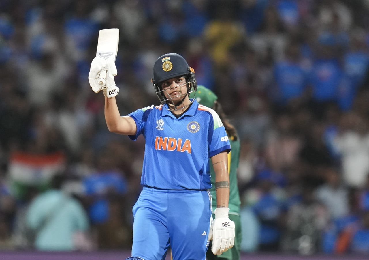 താൻ പരിക്കേറ്റതിനെ തുടർന്ന് ടീമിലെത്തിയ ഷഫാലി വർമ്മയെ പുകഴ്ത്തി പ്രതിക റാവൽ. ഷഫാലി വർമ്മ സമ്മർദ്ദം നന്നായി കൈകാര്യം ചെയ്തെന്നും അവളോട് ബഹുമാനമുണ്ടെന്നും പ്രതിക പറഞ്ഞു. ഫൈനലിൽ 87 റൺസും രണ്ട് വിക്കറ്റും വീഴ്ത്തിയ ഷഫാലിയായിരുന്നു കളിയിലെ താരം. (Image Credits- PTI)
