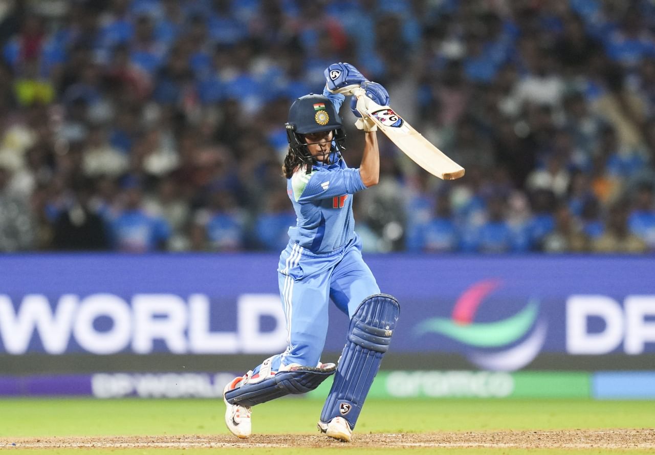 ഇന്ത്യൻ വനിതാ ക്രിക്കറ്റ് താരം ജമീമ റോഡ്രിഗസിനെതിരായ ട്രോളുകളിൽ പ്രതികരിച്ച് പേസർ ശിഖ പാണ്ഡെ. ജമീമ ദൈവത്തിൻ്റെ പ്രിയപ്പെട്ട കുട്ടിയാണെന്ന് താരം പറഞ്ഞു. തൻ്റെ എക്സ് പ്ലാറ്റ്ഫോമിലൂടെയാണ് ഡൽഹി ക്യാപിറ്റൽസിൽ ജമീമയുടെ സഹതാരമായ ശിഖ പാണ്ഡെയുടെ പ്രതികരണം. (Image Credits- PTI)