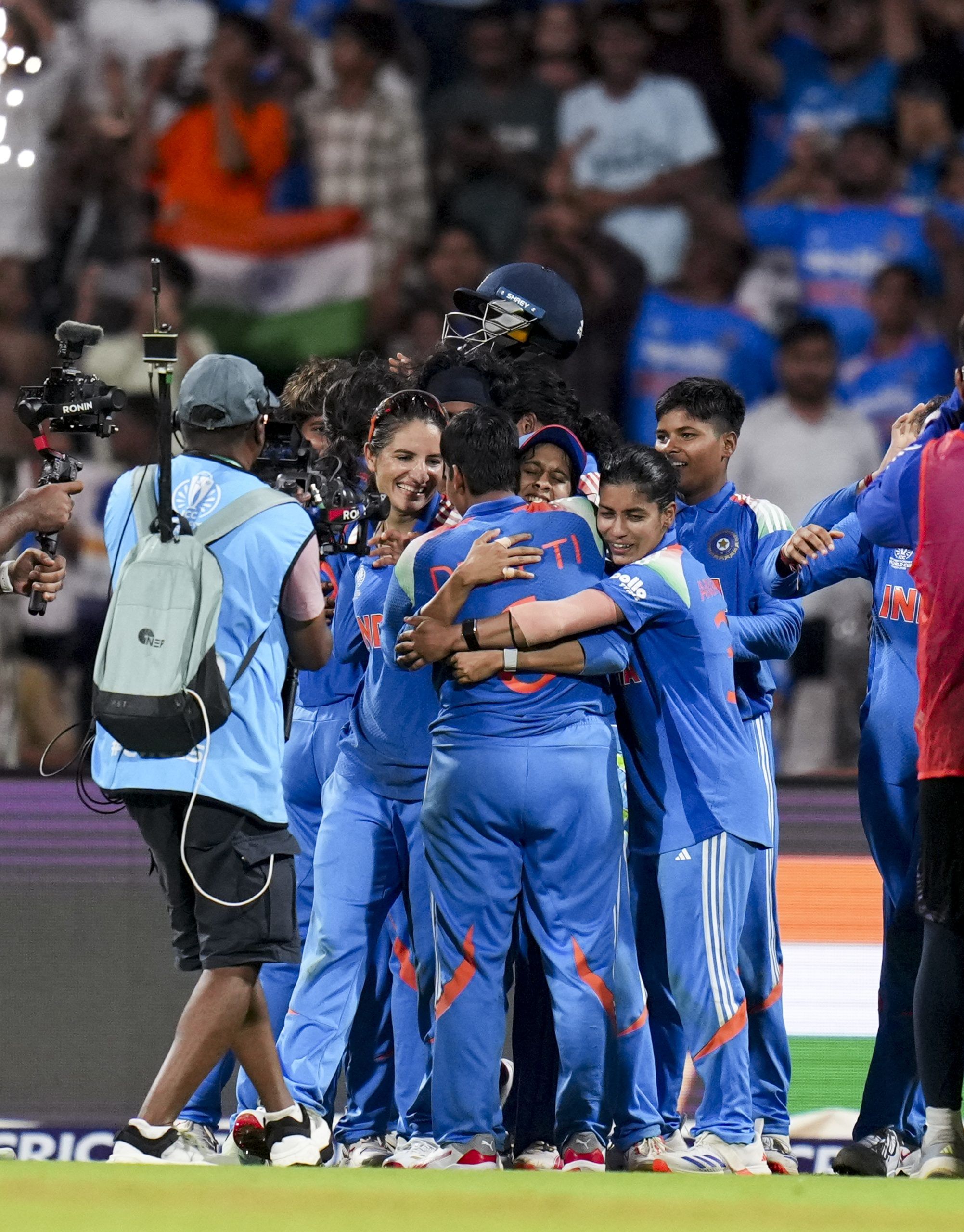 ഫൈനലിൽ ദക്ഷിണാഫ്രിക്കയെ 52 റൺസിന് കീഴടക്കിയാണ് ഇന്ത്യ കിരീടം നേടിയത്. ആദ്യം ബാറ്റ് ചെയ്ത ഇന്ത്യ 299 റൺസിൻ്റെ വിജയലക്ഷ്യം മുന്നോട്ടുവച്ചപ്പോൾ ദക്ഷിണാഫ്രിക്ക 246 റൺസിന് ഓളൗട്ടായി. ബാറ്റ് കൊണ്ടും പന്ത് കൊണ്ടും തിളങ്ങിയ ദീപ്തി ശർമ്മ ടൂർണമെൻ്റിലെ താരമായി.