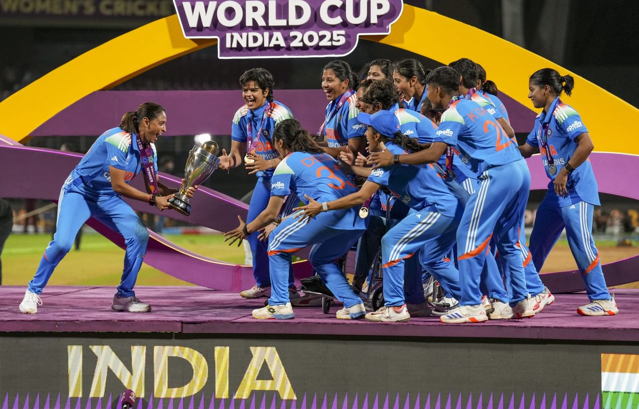 ലോകകപ്പ് ജേതാക്കളായ ഇന്ത്യൻ ടീം അംഗങ്ങളെത്തേടി വമ്പൻ ബ്രാൻഡുകൾ. സ്മൃതി മന്ദന, ജമീമ റോഡ്രിഗസ്, ദീപ്തി ശർമ്മ, ഹർമൻപ്രീത് കൗർ, ഷഫാലി വർമ്മ തുടങ്ങിയ താരങ്ങളുടെയൊക്കെ ബ്രാൻഡ് വാല്യു കുതിച്ചുയരുകയാണ്. ചില താരങ്ങളുടെ മൂല്യം 100 ശതമാനത്തോളം വർധിച്ചു. (Image Credits- PTI)