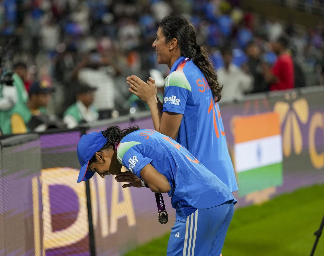 ലോകകപ്പ് നേടിയ ഇന്ത്യൻ ടീമിന് സമ്മാനത്തുക പ്രഖ്യാപിച്ച് ബിസിസിഐ. 51 കോടി രൂപയാണ് ഹർമനും സംഘവും ബിസിസിഐ നൽകുക. ലോകകപ്പ് ജേതാക്കൾക്ക് ഐസിസി നൽകുന്ന സമ്മാനത്തുക 39.77  കോടി രൂപയാണ്. ഇത് കൂടാതെയാണ് ബിസിസിഐയുടെ പാരിതോഷികം. (Image Credits- PTI)