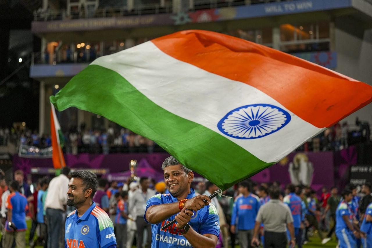 ഫൈനൽ മത്സരത്തിൽ ദക്ഷിണാഫ്രിക്കയെ 52 റൺസിന് കീഴടക്കിയാണ് ഇന്ത്യ വിശ്വവിജയി ആയത്. ചരിത്രത്തിൽ ആദ്യമായാണ് ഇന്ത്യൻ വനിതാ ടീമിൻ്റെ ലോകകപ്പ് കിരീടനേട്ടം. മുൻപ് രണ്ട് തവണ ഇന്ത്യൻ ടീം ഫൈനൽ കളിച്ചിട്ടുണ്ടെങ്കിലും ലോക ചാമ്പ്യന്മാരാവാൻ സാധിച്ചിരുന്നില്ല.