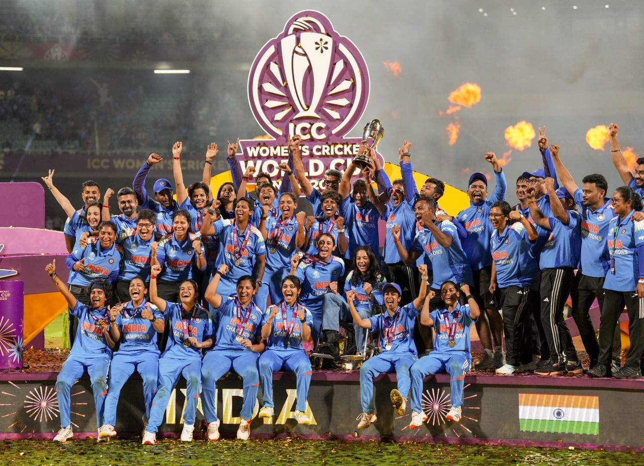 വനിതാ ലോകകപ്പ് നേടിയ ഇന്ത്യൻ ടീമിന് ലഭിക്കുക റെക്കോർഡ് സമ്മാനത്തുക. 2023 പുരുഷ ലോകകപ്പ് ജേതാക്കളായ ഓസ്ട്രേലിയയെക്കാൾ കൂടുതൽ തുകയാണ് ഇന്ത്യൻ ടീമിന് ലഭിക്കുക. പുരുഷ, വനിതാ ഇവൻ്റുകളുടെ സമ്മാനത്തുക തുല്യമാക്കാൻ ഐസിസി തീരുമാനിച്ചതാണ് ഇതിന് കാരണം. (Image Credits- PTI)