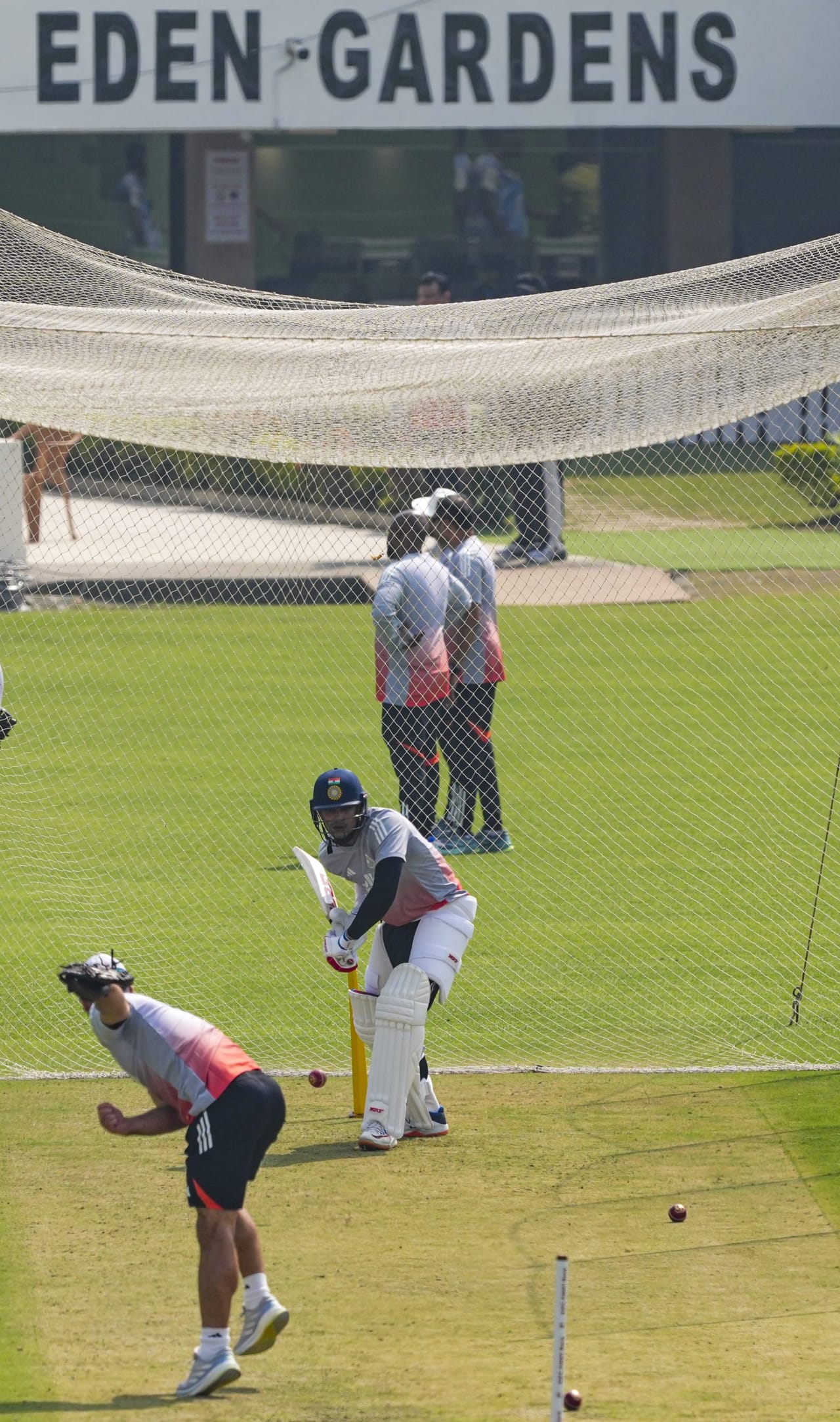 കുത്തിത്തിരിയുന്ന പിച്ചാവുമോ എന്ന ചോദ്യത്തോട് അത് തനിക്കറിയില്ലെന്ന് അദ്ദേഹം പറഞ്ഞു. "അത് ഞാനെങ്ങനെ പറയും. പിച്ചിൽ കളിക്കുന്നവർക്ക് അത് പറയാനാവും. നല്ല ഒരു പിച്ച് നിർമ്മിക്കുകയെന്നതാണ് ഞങ്ങളുടെ ജോലി. അത്തരത്തിലുള്ള പിച്ചാണ് ഇത്."- അദ്ദേഹം പറഞ്ഞു.