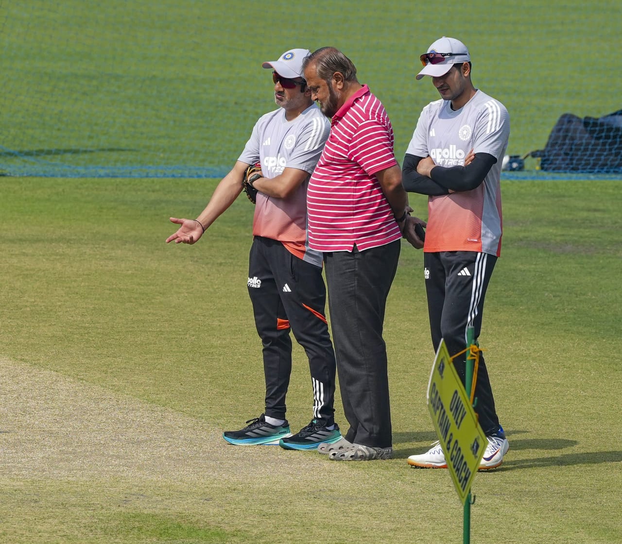 ഇന്ത്യയും ദക്ഷിണാഫ്രിക്കയും തമ്മിലുള്ള ആദ്യ ടെസ്റ്റിൽ സ്പിന്നിനെ തുണയ്ക്കുന്ന പിച്ച്. ക്യുറേറ്റർ സുജൻ മുഖർജി തന്നെയാണ് ഇന്ത്യ ടുഡേയ്ക്ക് നൽകിയ അഭിമുഖത്തിൽ ഇക്കാര്യം വ്യക്തമാക്കിയത്. കൊൽക്കത്തയിലെ ഈഡൻ ഗാർഡൻസിൽ ഈ മാസം 14നാണ് ആദ്യ ടെസ്റ്റ് ആരംഭിക്കുക. (Image Credits- PTI)
