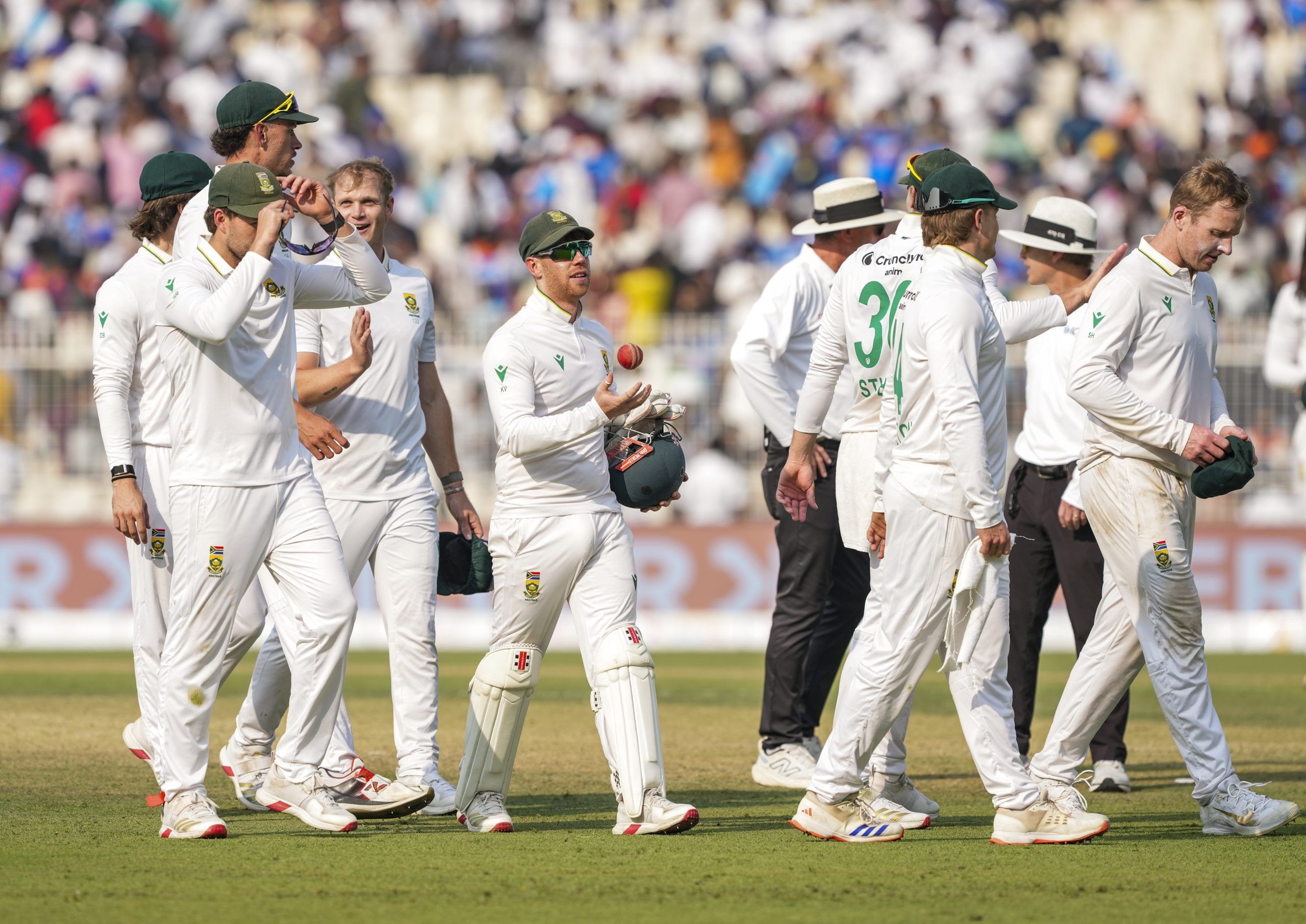 കൊൽക്കത്തയിൽ നടന്ന ആദ്യ ടെസ്റ്റിൽ ഇന്ത്യയുടെ തകർച്ചയ്ക്ക് ചുക്കാൻ പിടിച്ച രണ്ട് ദക്ഷിണാഫ്രിക്കൻ താരങ്ങൾക്ക് പരിക്ക്. ഇരുവരും ആശുപത്രിയിൽ ചികിത്സ തേടിയതായി ദേശീയമാധ്യമങ്ങൾ റിപ്പോർട്ട് ചെയ്യുന്നു. ശുഭ്മൻ ഗില്ലിനെ പ്രവേശിപ്പിച്ച അതേ ആശുപത്രിയിലാണ് ഇവർ ചികിത്സ തേടിയത്. (Image Credits- PTI)