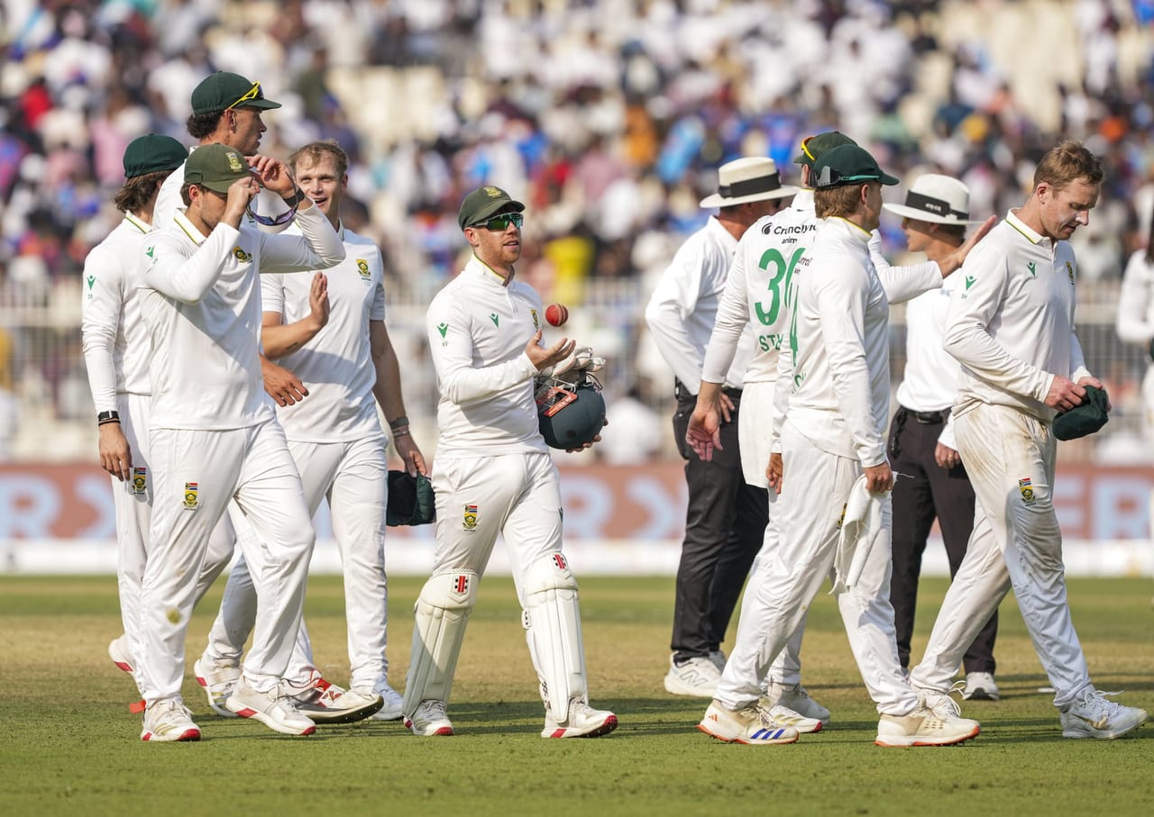 കൊൽക്കത്തയിൽ നടന്ന ആദ്യ ടെസ്റ്റിൽ ഇന്ത്യയുടെ തകർച്ചയ്ക്ക് ചുക്കാൻ പിടിച്ച രണ്ട് ദക്ഷിണാഫ്രിക്കൻ താരങ്ങൾക്ക് പരിക്ക്. ഇരുവരും ആശുപത്രിയിൽ ചികിത്സ തേടിയതായി ദേശീയമാധ്യമങ്ങൾ റിപ്പോർട്ട് ചെയ്യുന്നു. ശുഭ്മൻ ഗില്ലിനെ പ്രവേശിപ്പിച്ച അതേ ആശുപത്രിയിലാണ് ഇവർ ചികിത്സ തേടിയത്. (Image Credits- PTI)
