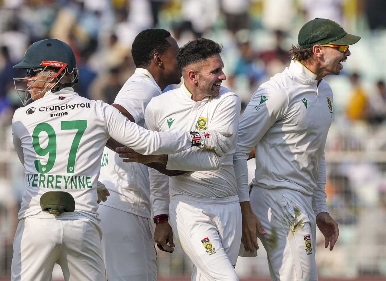 രണ്ടാം ഇന്നിംഗ്സിൽ ദക്ഷിണാഫ്രിക്ക 153 റൺസിന് ഓളൗട്ടായി. ക്യാപ്റ്റൻ ടെംബ ബാവുമ 55 റൺസുമായി നിർണായക പ്രകടനം കാഴ്ചവച്ചു. ഇന്ത്യ 93 റൺസിന് ഓളൗട്ട്. ഹാർമർ വീണ്ടും നാല് വിക്കറ്റ് വീഴ്ത്തിയപ്പോൾ യാൻസൻ രണ്ട് വിക്കറ്റിട്ടു. ദക്ഷിണാഫ്രിക്കയ്ക്ക് 30 റൺസ് വിജയം.