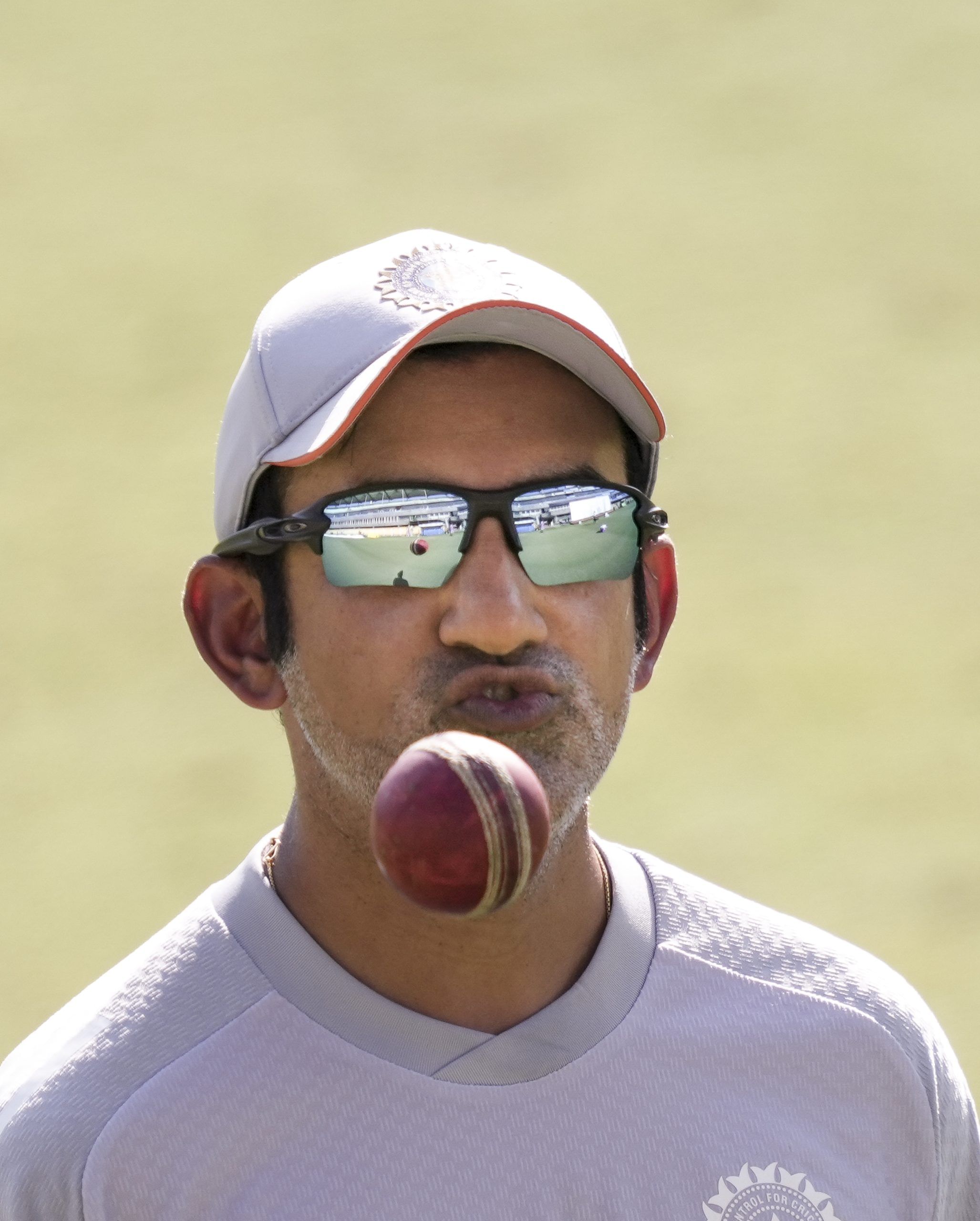 നിതീഷ് കുമാർ റെഡ്ഡിയെ ഉൾപ്പെടുത്തുമെങ്കിലും ഒരു ബൗളറെന്ന നിലയിൽ കാര്യമായി ഉപയോഗിക്കാത്തതും ആരാധകർ ചൂണ്ടിക്കാട്ടുന്നു. ദക്ഷിണാഫ്രിക്കക്കെതിരായ രണ്ടാമത്തെ കളി കൂടി തോറ്റാൽ ഗൗതം ഗംഭീറിന് ടെസ്റ്റ് പരിശീലക സ്ഥാനം നഷ്ടമാവുമെന്ന് ഏറെക്കുറെ ഉറപ്പിക്കാം.
