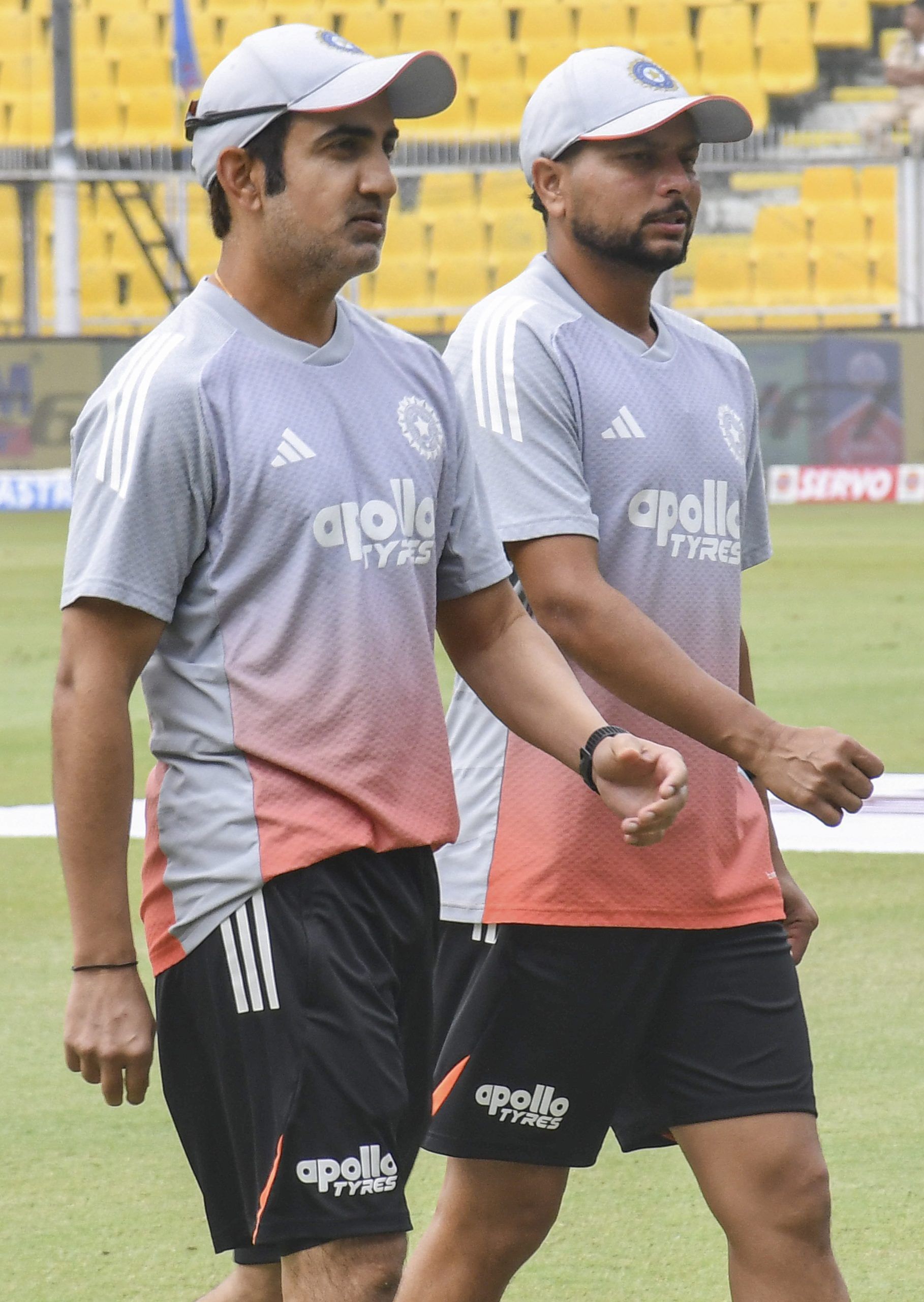 ബാറ്റിംഗ് നിരയിൽ വരുന്ന മാറ്റങ്ങളും കുൽദീപ് യാദവിന് അർഹിക്കുന്ന പരിഗണന നൽകാത്തതുമൊക്കെയാണ് ഗംഭീറിനെതിരായ വിമർശനങ്ങൾക്ക് പിന്നിൽ. വാഷിംഗ്ടൺ സുന്ദറെ കഴിഞ്ഞ കളി മൂന്നാം നമ്പറിൽ ഇറക്കി. നന്നായി കളിച്ചിട്ടും ഈ കളി എട്ടാം നമ്പറിലാണ് താരം ഇറങ്ങിയത്. 
